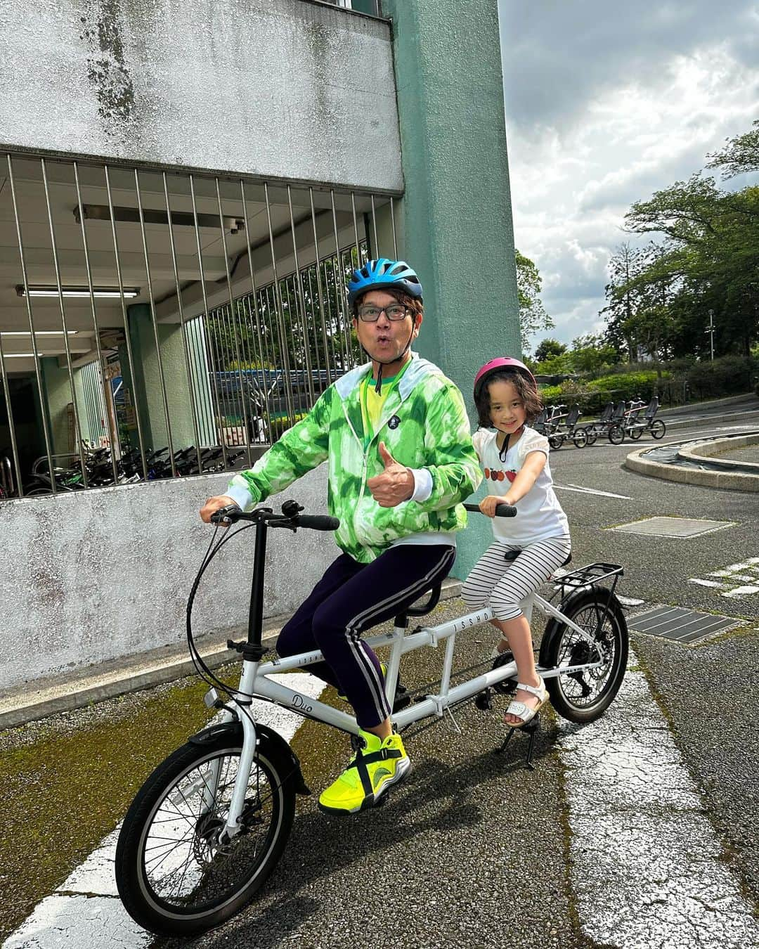 伊津野亮のインスタグラム：「娘の今1番好きな場所❤️ ディズニーランド<kids dom サイクリング🚴‍♀️日和の日曜日！ 父と娘の2人4脚？ ①おせいさく②宝石探し ③恐竜くじ引き これがベスト3らしい」