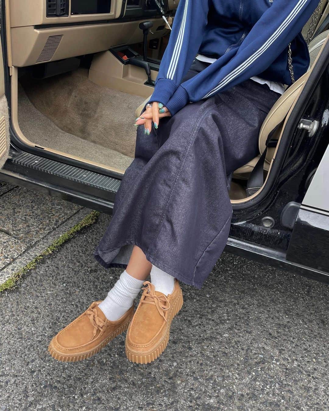 yuikoのインスタグラム：「@clarksshoes から新しくでたtorhillシリーズ🪘 ボリュームあってかわいい♡  #clarks #クラークス #torhill」