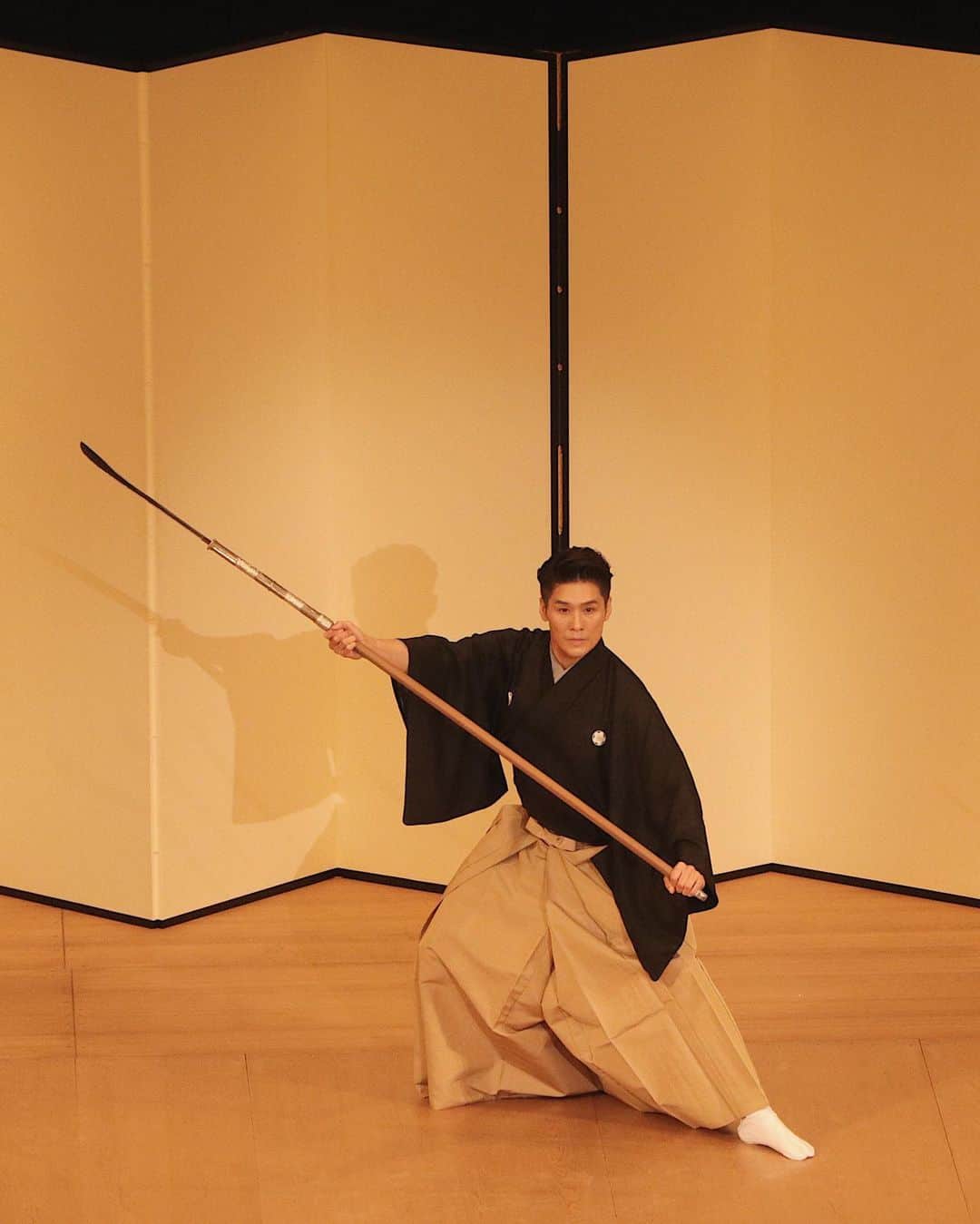 梅川壱ノ介（舞踊家）のインスタグラム：「玉三郎先生との公演でございました ￣￣￣￣￣￣￣￣￣￣￣￣￣￣￣￣￣￣￣￣￣￣￣ 去る、2023/5/14  vol.2  愛知県春日井市市政８０周年記念公演《日本舞踊鑑賞会》のゲストとしてお招きいただき、坂東玉三郎先生とお舞台を努めさせていただきました。  この日まで毎日自分と向き合い、長唄《静と知盛》の踊りをお稽古しました。真剣に生きるって、本当に楽しい！そう思える日々でした。  この感覚を忘れずにこれからも精進させていただきます。人生をかけるほどの緊張感のある日々をくださった、玉三郎先生へ心から感謝の気持ちでいっぱいでございます。  また、写真をアップしていきます。 宜しくお願い申し上げます。  #梅川壱ノ介 #舞踊家 #日本舞踊 #坂東玉三郎 #春日井市 #日本舞踊鑑賞会 #ClassicJapanesedance #traditionaljapanesedance」