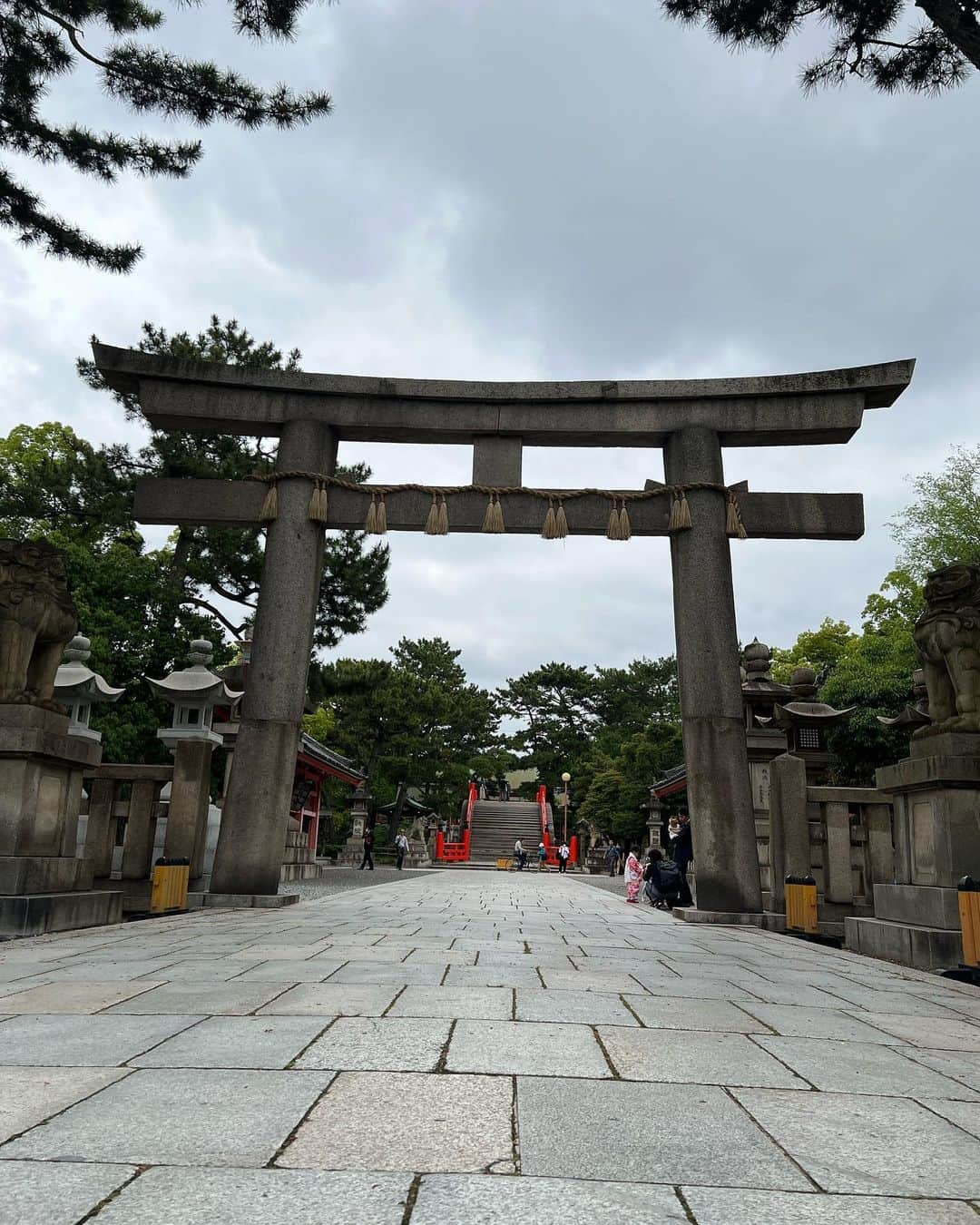 たけるさんのインスタグラム写真 - (たけるInstagram)「【最近の参拝歴】  住吉大社　大阪  大阪にある神社さん いつか行ってみたくて行けた 1枚目は住吉大社角鳥居 鳥居カッケェ やばmaxカッケェ あと丸みがすごい太鼓橋ものすんごいよ 二個目の鳥居の奥にある橋 丸みが凄すぎて直角を上がってるみたい 太鼓橋はヨガの猫のポーズした時の背中ぐらい丸みあるよ 御所御前という場所にある力・大・石と書かれた石を持って帰ったらご利益あるんだとか とにかく行ってみ 気持ちいいぜ  #東京ホテイソン #たける #神社 #住吉大社 #備中神楽 #鳥居カッケェ」5月21日 21時36分 - takayanken