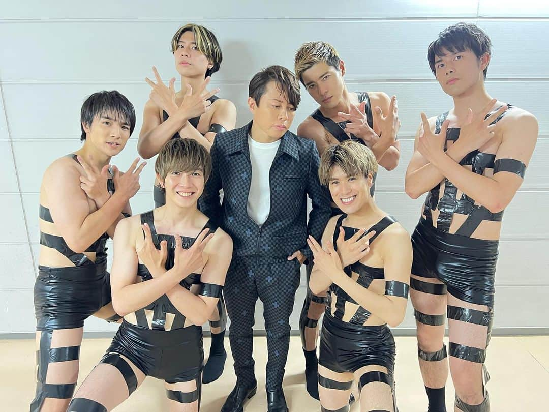 BOYS AND MENさんのインスタグラム写真 - (BOYS AND MENInstagram)「本日ボートレース戸田 にて  ⚡️サンクスフェスティバル2023 supported by #イナズマロックフェス⚡️ お写真追加📸  いつだって全力全身の町おこし兄さんたち‼️‼️‼️  西川貴教さん、森香澄さん、フィロソフィーさんと📸 HOT LIMIT イントロと共にあのコスチュームをまたまた再現🦿✨️  ボイメンファンじゃない方々も一緒になって盛り上がって下さりありがとうございました🤩💥  また夏に激アツLIVEしたいですね🤔🔥  #BOYSANDMEN #ボイメン #ボートレース戸田  #西川貴教 さん #hotlimit  #森香澄 さん #フィロソフィー さん #live」5月21日 21時40分 - boysandmen_official