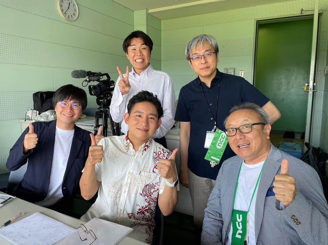 羽地政義のインスタグラム：「高校野球の実況研修🎤 講師は九州朝日放送の元アナウンサー和田安生さんです。 とーーーっても楽しかった！ 夏の大会に向けて有意義な時間を過ごせました✨ 写真は期せずしてセンターをいただきました😂笑  #和田安生 さん#野球実況#高校野球#野球#長崎#ncc#長崎文化放送」