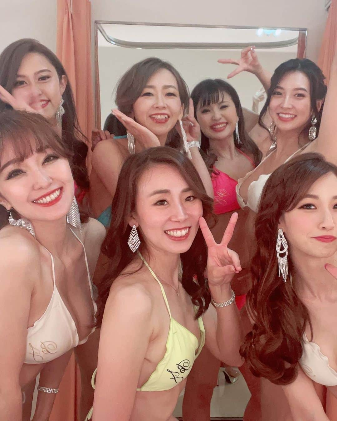 あいみさんのインスタグラム写真 - (あいみInstagram)「【BEST BODY JAPAN 2023 】  大津大会 モデルジャパンにて🔥  300点💯💯💯 満点でグランプリ頂きました😭✨  応援してくださった皆さん、ありがとうございました❣️  また、審査員の御三方、運営スタッフの皆さま🌸  本日は素晴らしいステージのご用意を有難うございました❣️  ＼人生初のボディコンテスト／ 初出場で緊張MAX⚡️  沢山のいいね♡コメント等の反応 LINEとかメッセージとか全部めっちゃ嬉しかったしどれもほんっとーに励みになりました🙏🏻😭✨  お陰様で11月19日(日)両国国技館での日本大会への出場が決まりました🔥  Aimistは問答無用でスケジュール空けといて下さい‼️爆  今朝は、 髪も顔も身体も盛ってる女子で溢れた更衣室がキラキラ眩し過ぎて🫣こ、こわい  一時はどうなるかと思ったけど🥲 びっくり仰天するほどに皆さんフレンドリーでラブリーで  こんな楽しくて良いの？！な、和気藹々の更衣室メンバーでした😭🙌🏻✨  こんだけ女が集まってギスギス感ないって奇跡なのでは…😇  すっごい楽しかった…マジでご一緒だったみなさんに感謝です🫶🏻🥹  swipe→6枚目📹 ファイナル審査前に全力で送り出してくれる更衣室メンバー🫶🏻  おやつ交換をしたり🍪🍭🍫  審査終了後は、差し入れのドーナツをお裾分け頂いて みんなでドーナッツ乾杯🍩🍩🍩  え、なにこれ、、 みんなめちゃくちゃ嬉しかったし、楽しかったんだけど。。。😇  swipe→ 8枚目📸 公認講師の山中和美先生✨ @kazumimawuli   大会前リハーサルでは、大まかな動きの最終確認と大会を楽しむ為のマインドについてもじっくりお話下さいました❣️  公式ヒール、一足しかないのに、スタジオに忘れてしまって😂 ご対応本当に有難うございました。  先生の姿がカッコよくて、私もプロレスリングに立ちたくてセクシーボディコンテスト出場を決めました🔥  また機会があれば、BBJpro参加したいです🫶🏻✨  swipe→9枚目 公認講師の上別府先生✨ @kamippu_mi   『おめでとう』を1番に言ってくれました…有難うございました🥹🔥  私の友人界隈が沸いているベスボのアイドル（勝手にごめんなさい爆）  本日も期待を裏切らないイケメンでした。。😇  先生の助言で内転筋強化と反り腰改善に意識を向けて頑張ってます🔥  そして、更にシーズンは続きます😤🔥🔥🔥  6月25日(日) BBJ大阪大会に出場します❤️‍🔥  この日は、ベストボディジャパンとモデルジャパンのＷ（ダブル）エントリーで挑みます❗️  サッシュをかけてくださった 稗田 奈央子先生 @bestbodyjapanlesson.osaka のフィードバックを胸に刻んで次大会に向けて精進いたします🔥  今シーズン、見守ってください🥰 引き続きどうぞよろしくお願いします❤️‍🔥  #bbj #ベスボ #フィットネス #ベストボディジャパン #MJ #モデルジャパン  #ボディメイク #コンテスト」5月21日 21時43分 - aimi_feti