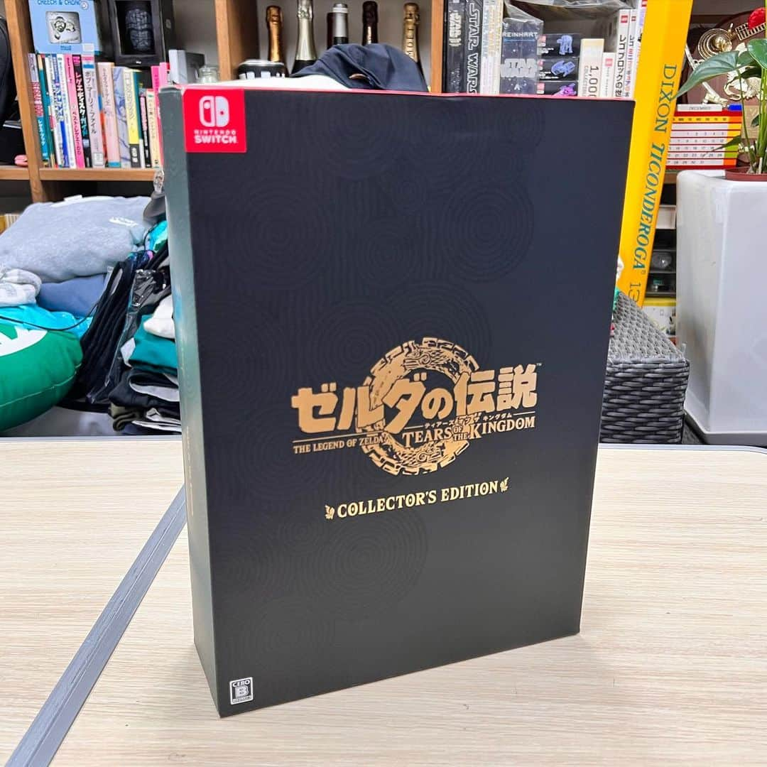 RYO the SKYWALKERのインスタグラム：「「ゼルダの伝説 TEARS OF THE KINGDOM｣（COLLECTOR’S EDITION）ゲット！！！⚔️💥 ⁡ ソフトの他に、 　・アートブック 　・スチールポスター 　・Nintendo Switch カードケース スチールブック仕様 　・ピンバッジセット（4種） ⁡ が付いてる！！早くやりたい！！ ⁡ が、まずはBOTWのガノン倒してきます... ⁡ #ゼルダの伝説ティアーズオブザキングダム #nintendoswitch」