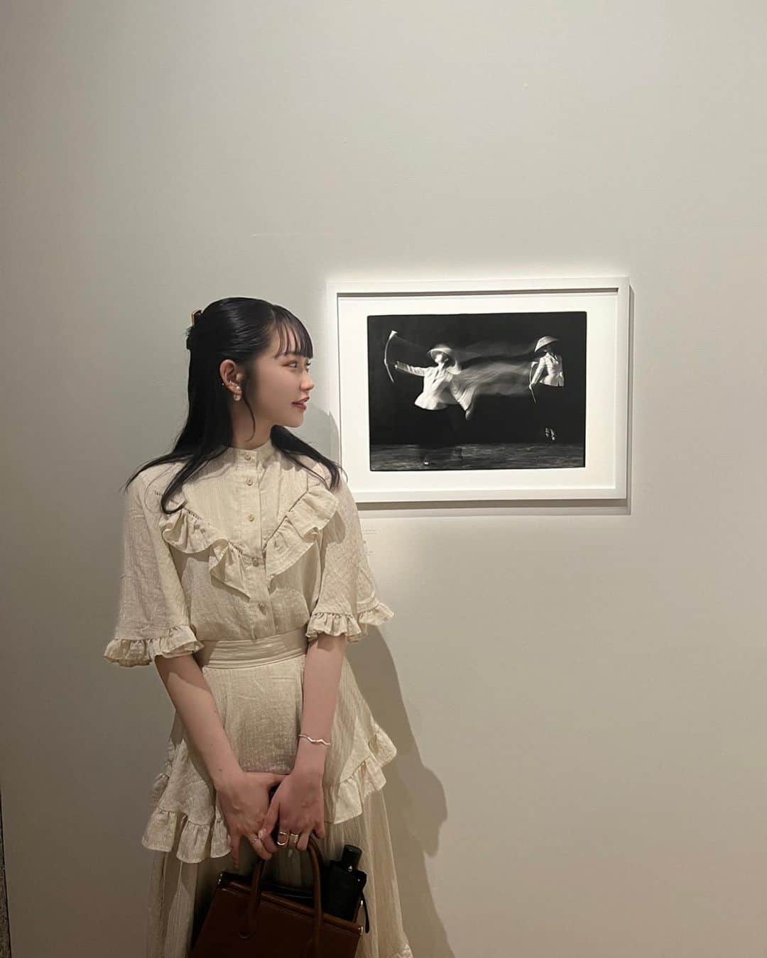 戸田ころね のインスタグラム：「先日やっとDior展へ👗♥︎  全てのハイブランドに言えるけど、お財布やバッグなど若者にも手に入る商品のデザインばかりが知れ渡っていてそれはそれで素敵なことだけれど、ロゴのない、モチーフのないディオールの作ったドレスからはクリスチャンディオールが洋服を通して何を伝えたかったのか一つ一つのデザインにストーリーがあり、それに深く触れることができる素敵な展示でした  Diorの中に何人ものデザイナーが携わっていてデザイナーごとに雰囲気が違うものがブランド“Dior”として纏まっているのもすごいな~と  展示の部屋も覗くたびに『うわぁ...』と声が漏れてしまう程綺麗なディスプレイでとても楽しかった！  私もドレス着てプリンセスになりたい、服とか衣装とかそういう変身の力があるよね だからお洋服って好き  #Dior #Dior展 #ディオール展  #クリスチャンディオール  #クリスチャンディオール夢のクチュリエ展  #東京都現代美術館」