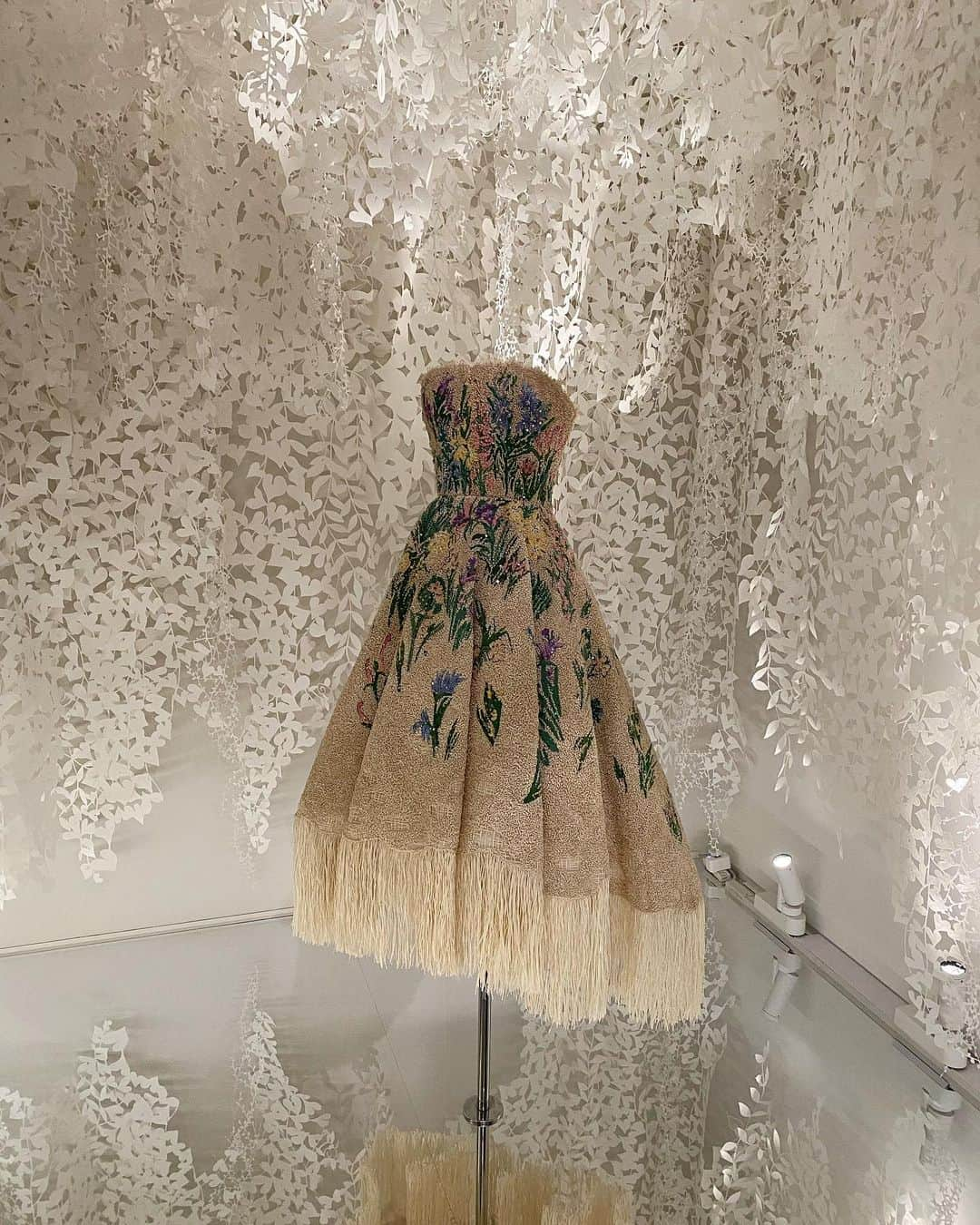 戸田ころね さんのインスタグラム写真 - (戸田ころね Instagram)「先日やっとDior展へ👗♥︎  全てのハイブランドに言えるけど、お財布やバッグなど若者にも手に入る商品のデザインばかりが知れ渡っていてそれはそれで素敵なことだけれど、ロゴのない、モチーフのないディオールの作ったドレスからはクリスチャンディオールが洋服を通して何を伝えたかったのか一つ一つのデザインにストーリーがあり、それに深く触れることができる素敵な展示でした  Diorの中に何人ものデザイナーが携わっていてデザイナーごとに雰囲気が違うものがブランド“Dior”として纏まっているのもすごいな~と  展示の部屋も覗くたびに『うわぁ...』と声が漏れてしまう程綺麗なディスプレイでとても楽しかった！  私もドレス着てプリンセスになりたい、服とか衣装とかそういう変身の力があるよね だからお洋服って好き  #Dior #Dior展 #ディオール展  #クリスチャンディオール  #クリスチャンディオール夢のクチュリエ展  #東京都現代美術館」5月21日 21時44分 - toda.corone