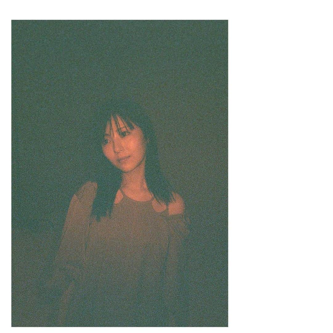 浜辺美波さんのインスタグラム写真 - (浜辺美波Instagram)「明日朝からは! 連続テレビ小説『らんまん』第8週が始まります🎠  真っ直ぐ天真爛漫に突き進む万太郎は観ていて清々しい気持ちになりますね🎠毎朝見入って応援してしまいます🎠  撮影も順調で、変わらず笑いが絶えない現場です🎠あっという間の5月も後半…お散歩が気持ちのいい季節がずーっと続けばいいのに…と寝転びながら思っています🎠 おうちの近くに紫陽花が咲いていたのをみつけて、自分でも気づくほどに嬉しい気持ちになっていました🎠今まで気づかなかったのですが、私は紫陽花が好きなんだなと。発見ですね🎠  写真ですが色味の変化に疑問を持たれている方も多いかと思います🎠 写ルンですではないフィルムを頂いて現場マネージャーさんに撮ってもらっていたのですが、2人とも初心者なもので…いい色味で出るはずのフィルムを心霊写真もどきに仕上げてしまいました🎠 折角なので、全ての違和感を味として捉えて行こうという前向きな解釈でよろしくお願いいたします🎠  『らんまん』第8週お楽しみに🎠」5月21日 21時45分 - minami_hamabe.official