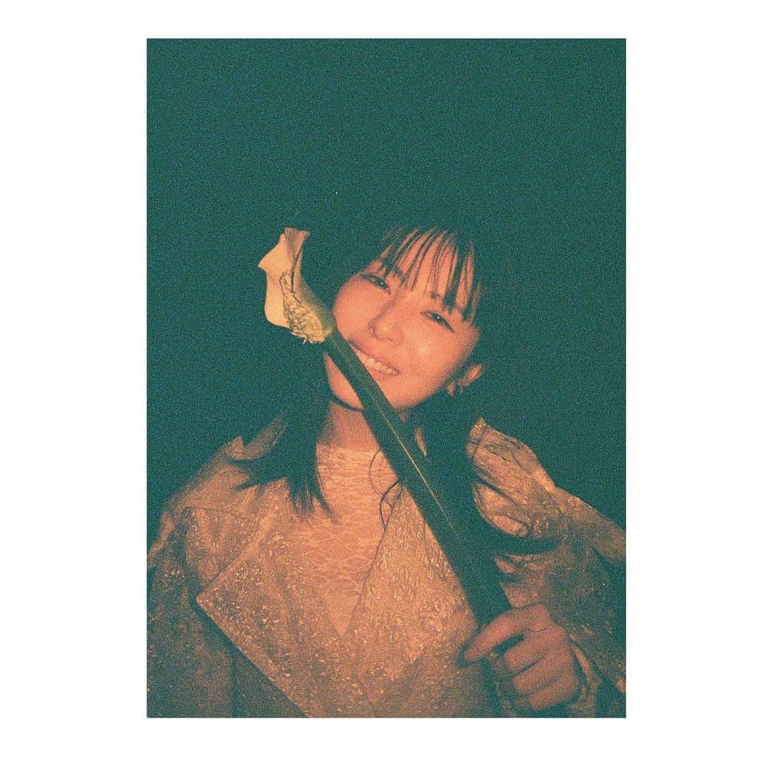 浜辺美波さんのインスタグラム写真 - (浜辺美波Instagram)「明日朝からは! 連続テレビ小説『らんまん』第8週が始まります🎠  真っ直ぐ天真爛漫に突き進む万太郎は観ていて清々しい気持ちになりますね🎠毎朝見入って応援してしまいます🎠  撮影も順調で、変わらず笑いが絶えない現場です🎠あっという間の5月も後半…お散歩が気持ちのいい季節がずーっと続けばいいのに…と寝転びながら思っています🎠 おうちの近くに紫陽花が咲いていたのをみつけて、自分でも気づくほどに嬉しい気持ちになっていました🎠今まで気づかなかったのですが、私は紫陽花が好きなんだなと。発見ですね🎠  写真ですが色味の変化に疑問を持たれている方も多いかと思います🎠 写ルンですではないフィルムを頂いて現場マネージャーさんに撮ってもらっていたのですが、2人とも初心者なもので…いい色味で出るはずのフィルムを心霊写真もどきに仕上げてしまいました🎠 折角なので、全ての違和感を味として捉えて行こうという前向きな解釈でよろしくお願いいたします🎠  『らんまん』第8週お楽しみに🎠」5月21日 21時45分 - minami_hamabe.official