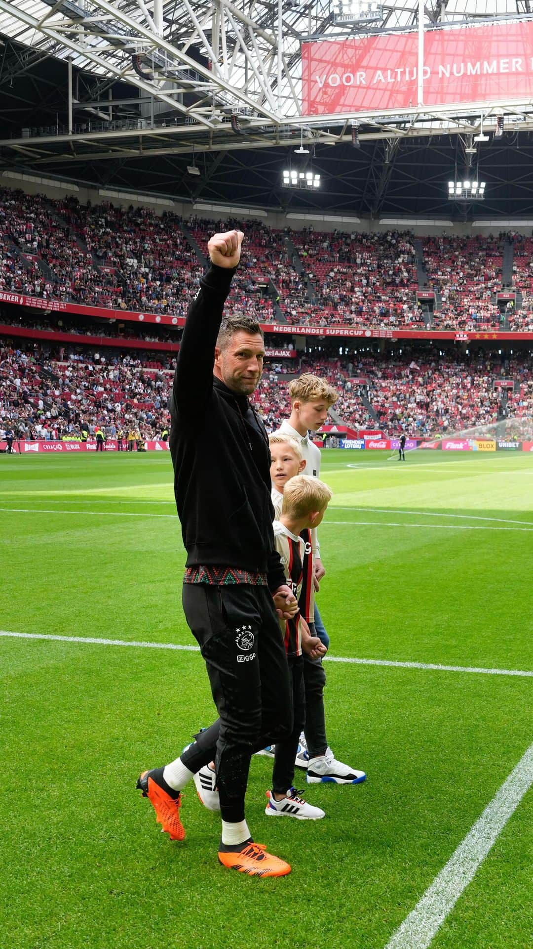 マールテン・ステケレンブルフのインスタグラム：「Maarten Stekelenburg, legend ❌❌❌」