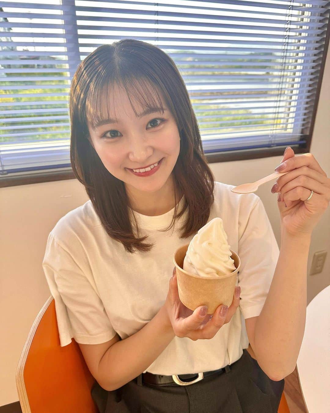 加藤早和子のインスタグラム：「.  この間のお休みの日🍃  仙台からお友達が遊びにきてくれたので 八幡平までドライブしてきました🚗💨  アイス美味しかった🍨  . . #休日 #八幡平 #岩手 #観光 #アナウンサー #キャスター  #女子アナ #nollegretto #アイス」