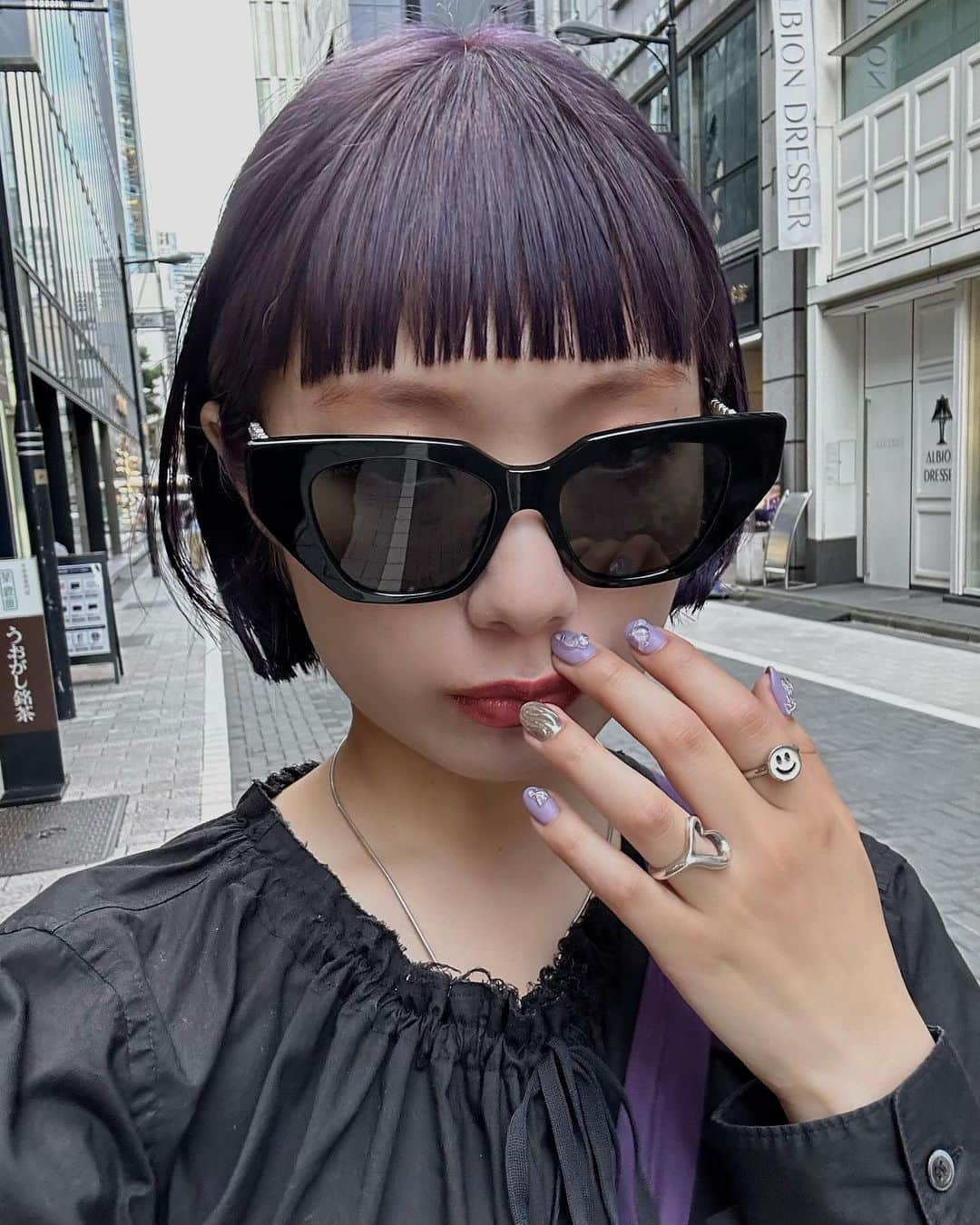 相羽瑠奈のインスタグラム：「🪻紫になりました〜！ そしてさらに短くしちゃった！✂︎  今のネイルともマッチしてて可愛い。♡ というか合わせてくれた @nenen_shimo 👾  右手のネイルのグラデーションの、 この真ん中ぐらいの色で！っていう曖昧なお願いを 再現してくれてありがとう！🤝」