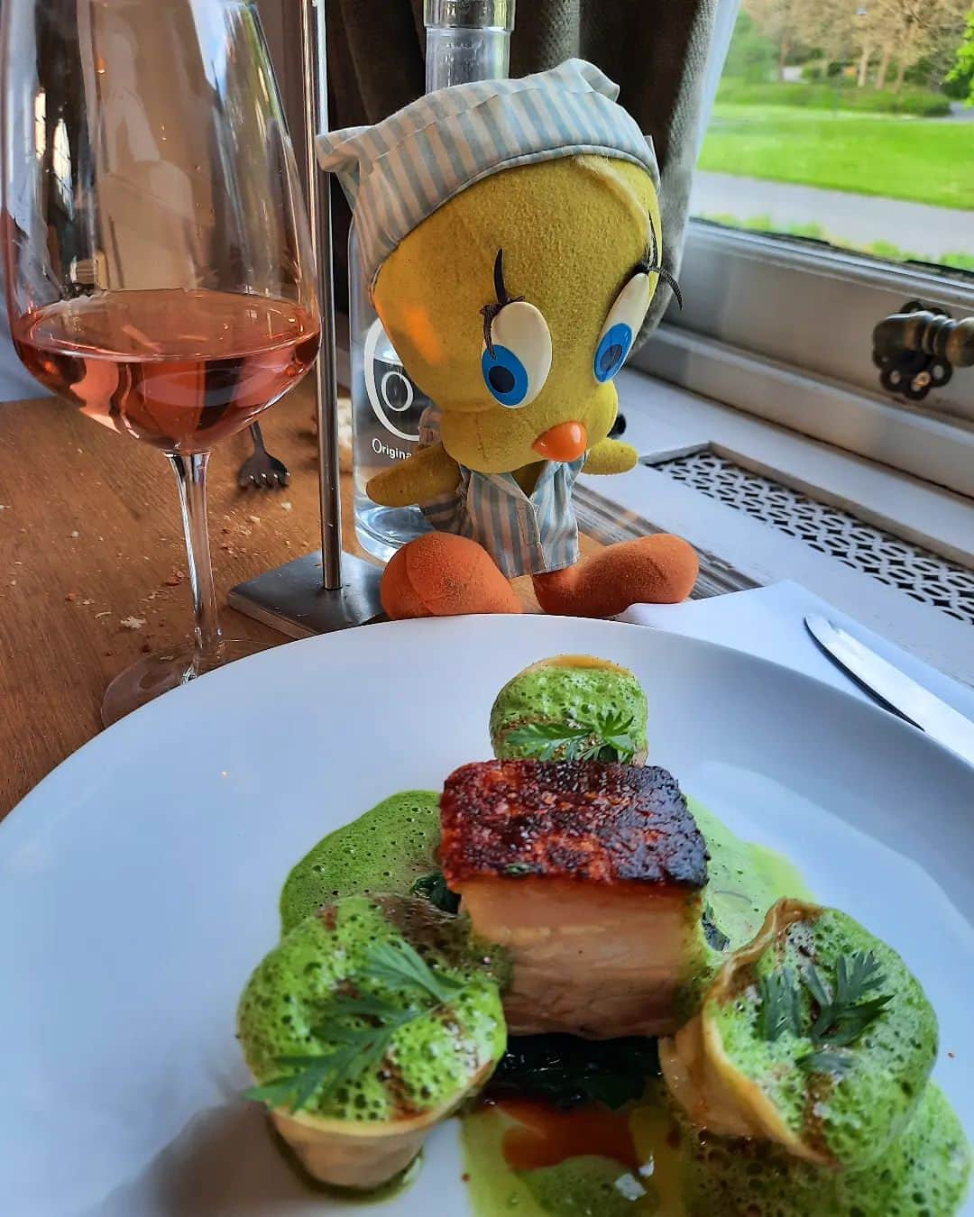 Little Yellow Birdさんのインスタグラム写真 - (Little Yellow BirdInstagram)「Porkbelly with tortellini, spinach and parsley sauce! #littleyellowbird #tweety #tweetykweelapis #adventures #yellow #bird #sunday #food #goodfood #porkbelly #buikspek #tortellini #wine #rose #stuffedanimalsofinstagram #plushiesofinstagram」5月21日 21時59分 - tweetykweelapis