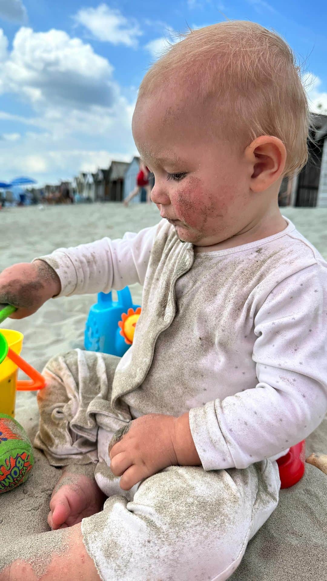 サム・フェアーズのインスタグラム：「Living his best life at the seaside ⛱️😅🙈」