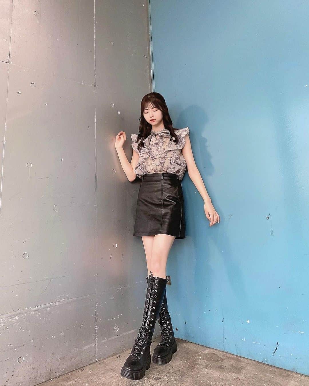 荒野姫楓のインスタグラム：「📍幕張メッセ　握手会 トーク会 2日間ありがとうございました！！  私と握手自体が初めてのファンの方が 沢山いらっしゃってて、年月をとても感じました…！！  またこれから沢山思い出作っていきましょ🌸  最高に充実した2日間でしたーー！！ 来てくださった皆さんありがとうございました！  .  #握手会#名古屋#名古屋アイドル#アイドル#アイドルヘア#アイドルメイク#ピンクメイク#全身 #ブーツコーデ #ブーツ女子#ハーフアップ#ノースリーブ#レザースカート#SKE48#idol#Nagoya#asiangirl#asian#Japaneseidol#jouetie」