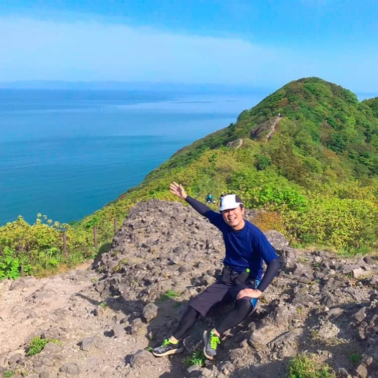 坂部友宏のインスタグラム：「トレイルランの基礎体力練習と 気分転換で 角田山へ🐿🐿🐿  #新潟市西蒲区 #角田山 #標高481m  アスファルトなら自分のペースで進めるけど 山は自分のペースで行くとけがする 山は自分のペースを気にしてくれない 山と友達になることが 楽しむ秘訣かも！  #BSN #坂部友宏  息が切れるって楽しい！😅😅😅  #乳酸 #超回復  あすからまた頑張ります！」