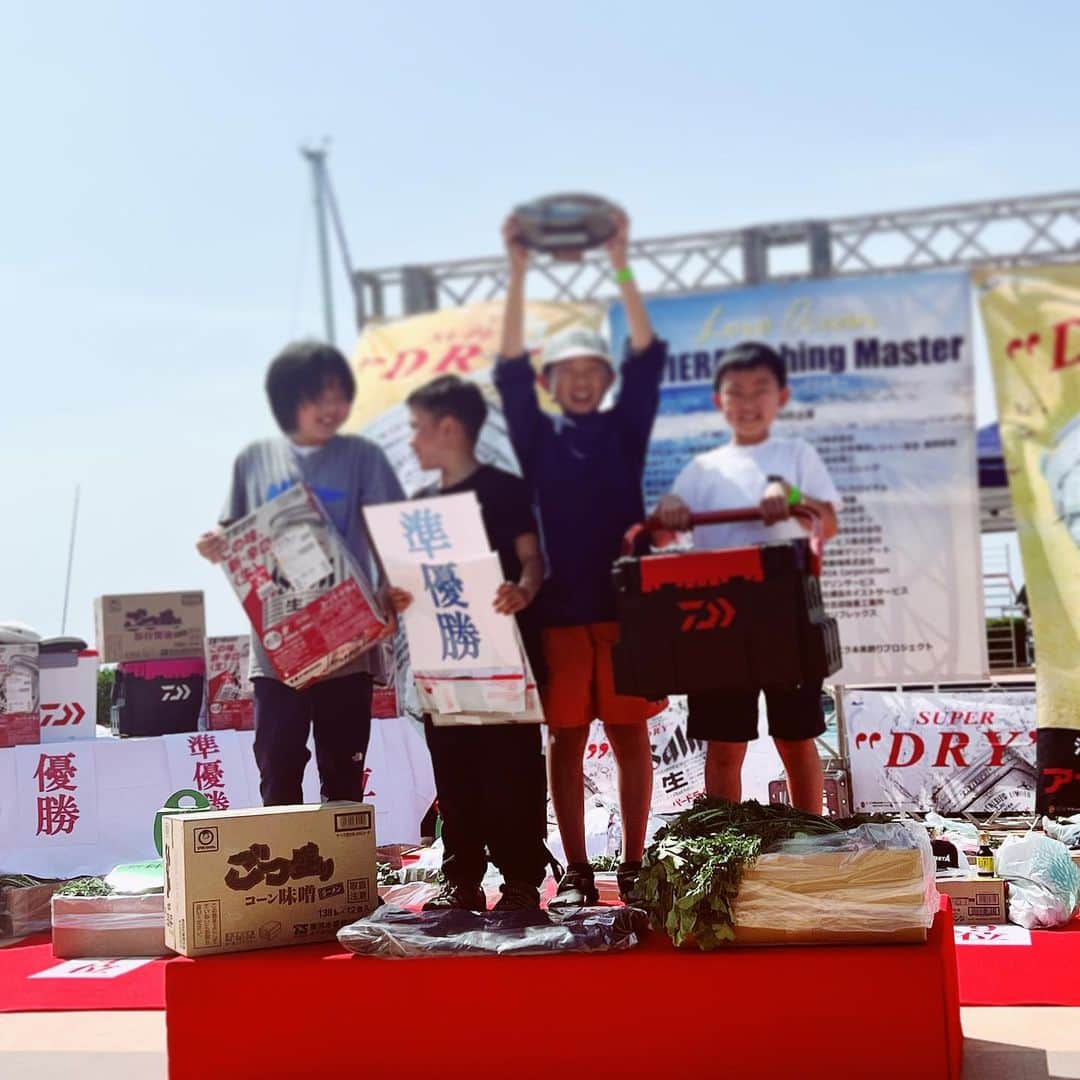 西山美希子のインスタグラム：「息子が初めて釣り大会に参加 どんなコンペティションでも 勝ち負けには興味なかったのに 釣りは入賞したいと　 思っていたらしく  お友達と息子命名チームHellfire club で 大人に混じって参戦  大会で唯一の子どもチーム さすがに 入賞は難しいだろうなーと 思ってましたが 息子が大きなアジを釣って なんと2位に！！！！　  おめでとうーーーー  入賞式では 娘がダンスを披露して 子どもたちが それぞれの世界で　 輝いてる姿✨が まぶしかった！  いつも美しい景色を ありがとう」
