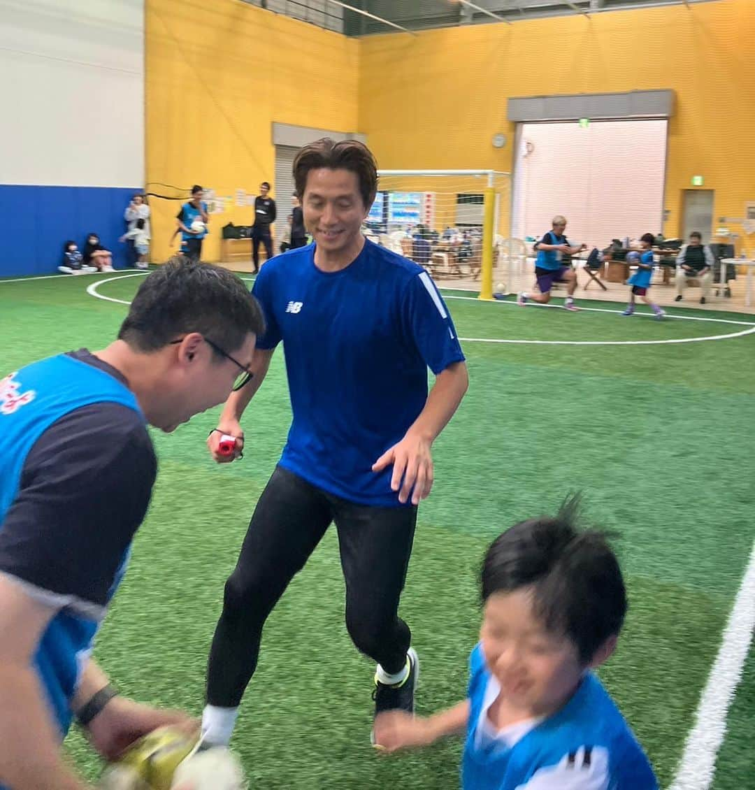 福西崇史さんのインスタグラム写真 - (福西崇史Instagram)「. いこーよ親子サッカー教室⚽️ 岡野さんはゾンビって言われてました🤣笑 . 親子でコミュニケーションをとって取り組んでくれて、たくさんの笑顔が見れました✌️ . 親御さんの筋肉痛が心配です🤣笑 . #いこーよ #親子サッカー #岡野雅行 #福西崇史 #nb #ニューバランス #寝てる写真しかないんよね #みんな笑顔」5月21日 22時08分 - takashi_fukunishi