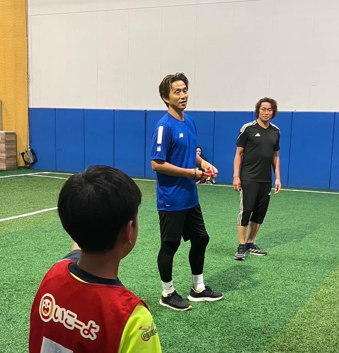 福西崇史さんのインスタグラム写真 - (福西崇史Instagram)「. いこーよ親子サッカー教室⚽️ 岡野さんはゾンビって言われてました🤣笑 . 親子でコミュニケーションをとって取り組んでくれて、たくさんの笑顔が見れました✌️ . 親御さんの筋肉痛が心配です🤣笑 . #いこーよ #親子サッカー #岡野雅行 #福西崇史 #nb #ニューバランス #寝てる写真しかないんよね #みんな笑顔」5月21日 22時08分 - takashi_fukunishi