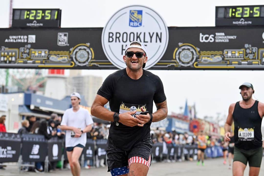 ケイシー・ネイスタットさんのインスタグラム写真 - (ケイシー・ネイスタットInstagram)「gotta smile.  make it look easy no matter how hard it is.  super fun day at the @nyrr brooklyn half marathon」5月21日 22時01分 - caseyneistat