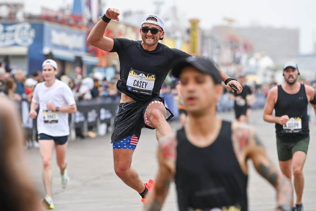 ケイシー・ネイスタットのインスタグラム：「gotta smile.  make it look easy no matter how hard it is.  super fun day at the @nyrr brooklyn half marathon」