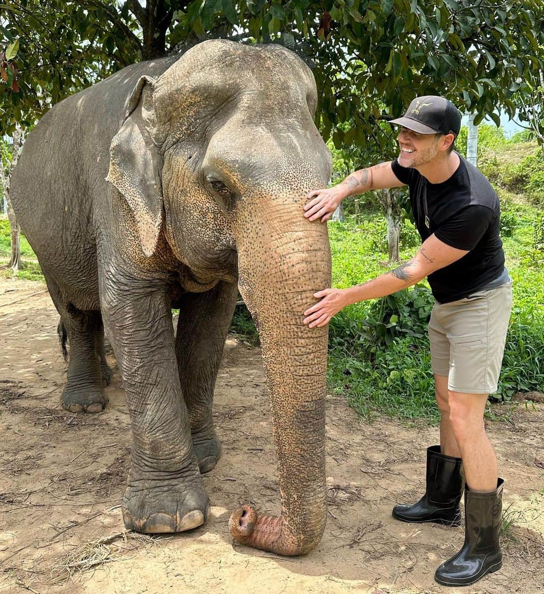 ポール・ノートンさんのインスタグラム写真 - (ポール・ノートンInstagram)「What a moving experience… Thank you @brookeshields for sharing with all of us such an incredible organization and chance to give love to these beautiful creatures. Thailand, tho it is a beautiful country steeped in culture, it has an unfortunate side of tourism that often treats animals very poorly. The Phucket Elephant Sanctuary is a place that rescues and gives a happy life to elephants who have been abused, and often permanently injured and I’m certain traumatized. I will proudly support this organization as often as I can and I urge any of you animal lovers out there to do the same with either a visit or a donation if you are able to! Feed and elephant … feed your soul! https://www.phuketelephantsanctuary.org/en/」5月21日 22時02分 - paulnortonhair