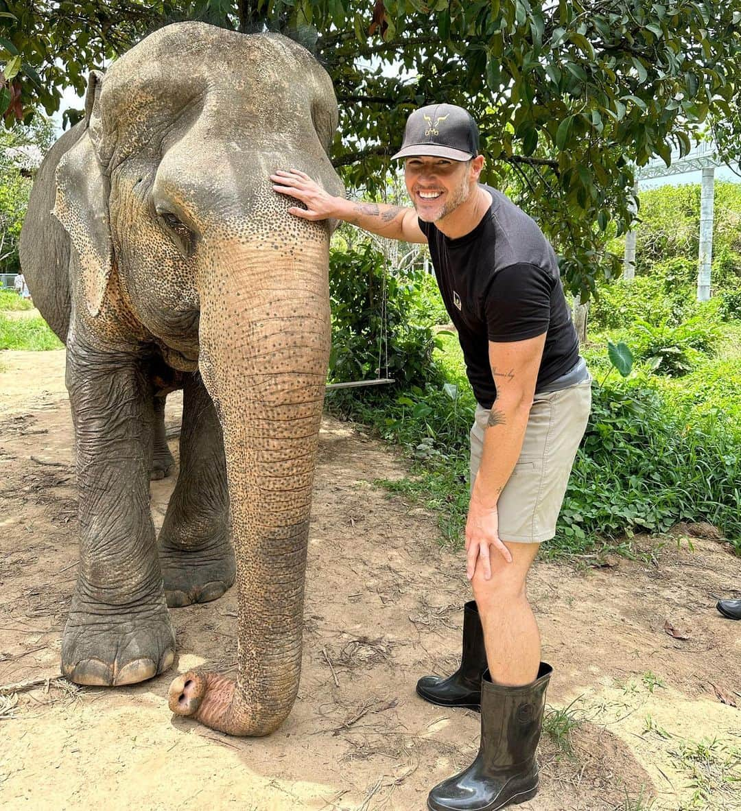 ポール・ノートンさんのインスタグラム写真 - (ポール・ノートンInstagram)「What a moving experience… Thank you @brookeshields for sharing with all of us such an incredible organization and chance to give love to these beautiful creatures. Thailand, tho it is a beautiful country steeped in culture, it has an unfortunate side of tourism that often treats animals very poorly. The Phucket Elephant Sanctuary is a place that rescues and gives a happy life to elephants who have been abused, and often permanently injured and I’m certain traumatized. I will proudly support this organization as often as I can and I urge any of you animal lovers out there to do the same with either a visit or a donation if you are able to! Feed and elephant … feed your soul! https://www.phuketelephantsanctuary.org/en/」5月21日 22時02分 - paulnortonhair