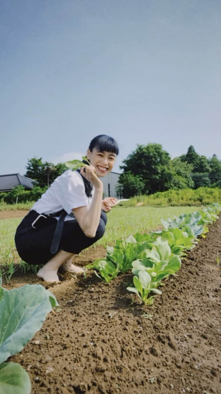 優美のインスタグラム：「- we took care of our farm!! I got Spinach Mustard today🥬  大好き🤍  #1日1大好き #優美 #昭和感 #大好き #love #畑」