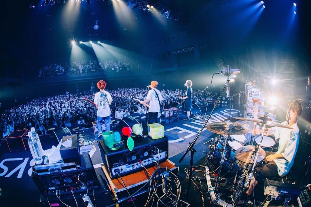 GENさんのインスタグラム写真 - (GENInstagram)「Zepp Osaka Bayside 『SHANK "Zepp Tour 2023"』 SHANKが僕らのためにLampを演ってくれた夜。しょっちゅう会ってるSHANKですが、ライブハウスでちゃんと対バンするのは8年ぶりだそうです。何気に2マンは初という新事実。愛してやまないSHANKにぶち上げられて熱い夜になりました。観てくれたみんなありがとう。打ち上げ行って来ます。 photo by @junpeihiyoshi  #GoodNightDarling大好き芸人」5月21日 22時03分 - 04genls