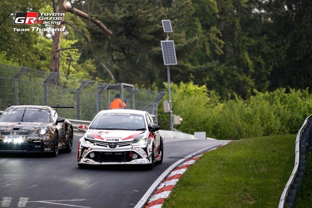 Toyota team thailandさんのインスタグラム写真 - (Toyota team thailandInstagram)「🚗❤️✌🏻ชั่วโมงสุดท้าย บีบหัวใจสุด✌🏻 51st ADAC TotalEnergies 24h Nürburgring 🇹🇭ไทยทีมกับมาราธอนสุดโหด 24 ชั่วโมง เป็นการต่อสู้กับอุปสรรค ทั้งรถแข่งอีก 132 คัน ในเวลาที่ยาวนาน เครื่องยนต์ที่ต้องทำงานอย่างหนัก  ร่างกาย และที่สำคัญคือจิตใจของตัวเอง ✌🏻✌🏻 #119 อันดับ 1 ในรุ่น เปลี่ยนตัวไม้สุดท้ายเป็น arto ลงไปขับรับธงหมากรุก #120 อันดับ 2 ในรุ่น」5月21日 22時04分 - toyotagazooracingteamthailand