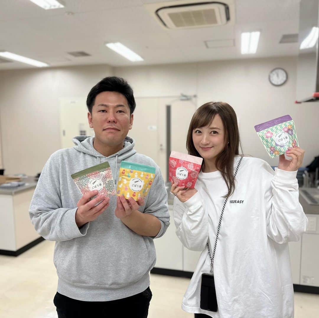 小松彩夏さんのインスタグラム写真 - (小松彩夏Instagram)「⁡ ⁡ Yahooニュースなどでも取り上げていただきましたが、5月27日の『TGC teen ICHINOSEKI 2023』に合わせ開催される周辺イベント『TGC teen ICHINOSEKI fes』にて【502EASY】のプロデューサーである私、小松彩夏が地元・一関の魅力を伝えるべく一関にあるお店や企業と連携し一関の美味しいものを紹介するカフェ【502EASY cafe】 を1日限りでオープンします🍡☕️❤️ ⁡ 第一弾は、私が大好きな“牛乳”や“ラテ”をこちらの「かさい農産」さんの“ごぼう茶”を使って“ごぼう茶ラテ”として登場します❣️ ⁡ なんと‼️かさいさんは私の出身高校の後輩さん✨こうした機会にご一緒出来ることが嬉しいです☺️🌸 ⁡ 実際にかさい農産の“ごぼう茶”のこだわりをお聞きして、いただいた“ごぼう茶”に感動したことから“ごぼう茶ラテ”が完成しました✨✨ ⁡ こちら、5月27日開催の『TGC teen ICHINOSEKI fes』『502EASY cafe』に登場します❣️ ⁡ 楽しみにしていてください☺️❤️ ⁡ 『TGC teen ICHINOSEKI 2023』まで一週間を切りました🤣早い😂 ⁡ 【502EASY】や【502EASY cafe】に関わる全てのみなさんと素敵なものにしたいと思います❣️ ⁡ 是非、遊びに来てくださいね〜😊🌸 ⁡ ⁡ ------------------------------------------------------------- ⁡ ［TGC teen ICHINOSEKI FES 2023］ ⁡ ▫️開催日時：５月27日（土） 午前10時～午後８時 ⁡ ▫️会場：一関市総合体育館ユードーム　 屋外会場（駐車場の一部ほか） （狐禅寺字石ノ瀬25－３） ⁡ ▫️主催：TGC teen ICHINOSEKI 2023推進委員会 （委員長：一関市長） ⁡ ▫️入場料：無料 （TGC teen ICHINOSEKI 2023への入場は前売チケットが必要です） ⁡ ▫️内容：「TGC teen ICHINOSEKI 2023」の 映像を観覧できる パブリックビューイング、ステージイベント、 飲食などのブース出展、 広場でのアトラクションや 花火の打ち上げなど ⁡ ▫️その他：一関市役所と会場、一ノ関駅と会場を結ぶ シャトルバスも運行 ⁡   一一一一一一一一一一一一一一一一一一一一一一一一 【TGC teen ICHINOSEKI 2023】 ⁡ 開催日時：2023年5月27日（土）  開場 12:00 /  開演 14:00 /  終演 17:30 (予定) 会場：一関市総合体育館 ユードーム （〒029-0131 岩手県一関市狐禅寺字石ノ瀬25-3） ⁡ 一一一一一一一一一一一一一一一一一一一一一一一一 【TGC teen ICHINOSEKI FES2023】 ⁡ 開催日時：2023年5月27日（土）  10:00〜20:00 会場：一関市総合体育館 ユードーム屋外会場 ⁡ こちらは入場無料のイベントです！ 【502EASY】のブースもあります😎 ステージ以外の時間は店頭にいる予定です🙋‍♀️ ⁡ 一一一一一一一一一一一一一一一一一一一一一一一一 【502EASY POPUP STORE】 開催日時：2023年6月6日(火)〜6月11日(日) 11:00〜21:00 会場：池袋PARCO本館B1 ⁡ ⁡ #tgcteen #TGC #502EASY #小松彩夏 #地元 #岩手 #岩手県 #一関 #一関市 #いち旅 #故郷 #岩手宣伝隊長 #iiiwate #おいでよ岩手 #502easycafe #岩手 #かさい農産 #ごぼう茶 #ごぼう茶ラテ #tokyogirlscollection」5月21日 22時04分 - official_ayaka_502