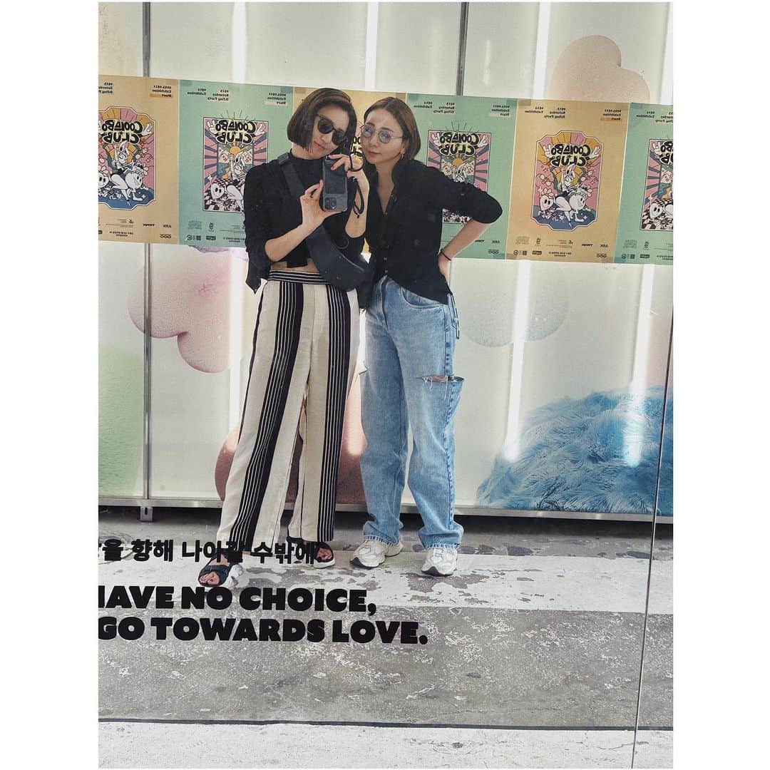 小口桃子のインスタグラム：「初めての姉妹旅行🇰🇷 なかなか2人で写真も撮らないから4cut沢山撮っちゃった。 ⁡ 食べたいものも行きたい所も似てて姉妹旅の良さ爆発してたからまた色んなところに行きたいなー✈️  3枚目に服のタグ付けしときます🏷」
