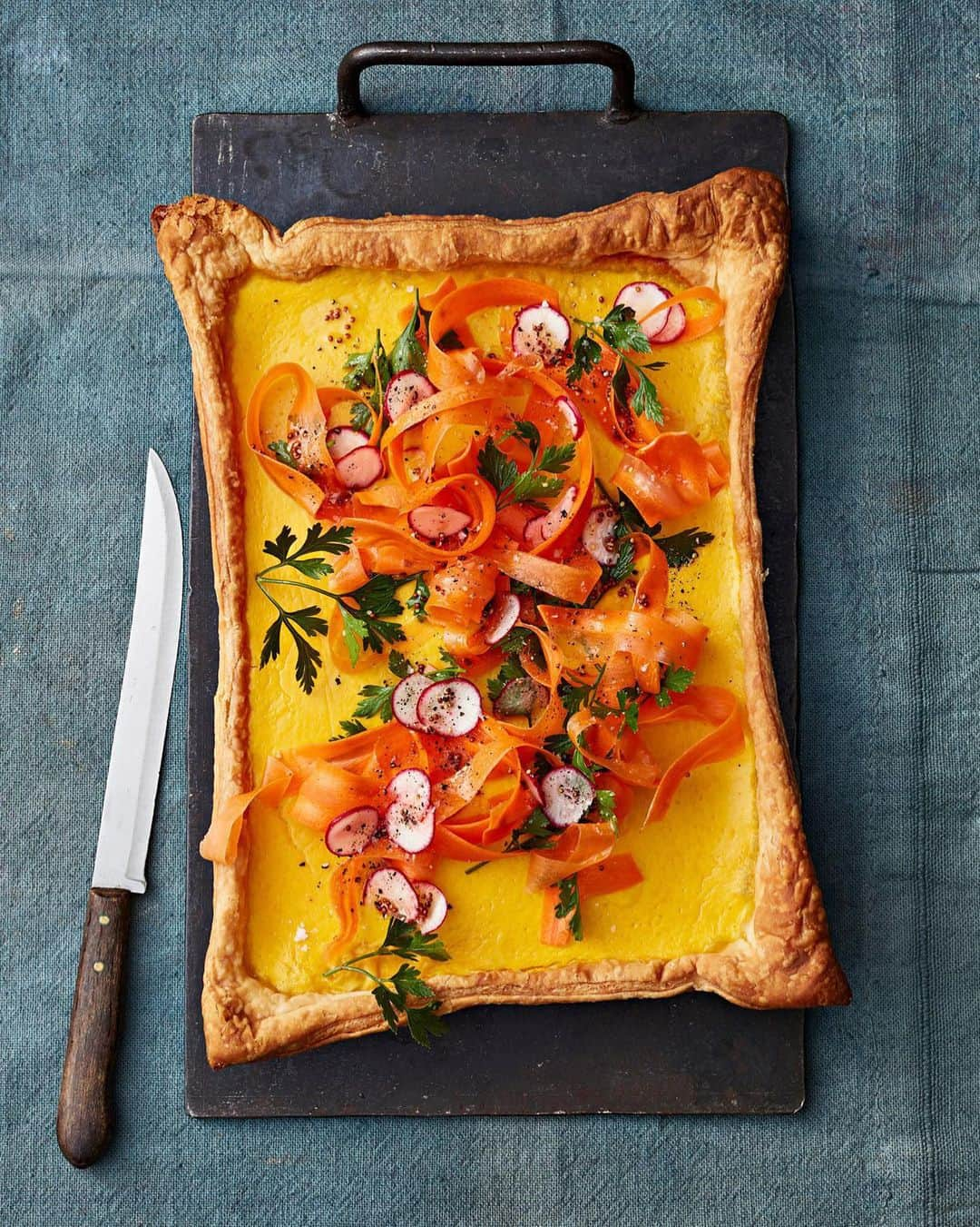 マーサ・スチュワートさんのインスタグラム写真 - (マーサ・スチュワートInstagram)「This fabulous four-cornered quiche is the perfect centerpiece for a spring brunch. You can blind-bake the puff pastry the day before, and the filling is a mix of carrot purée and eggs cut with garlic, olive oil, and Parmesan to skew it more savory. Get the recipe at the link in our bio. 📷: @lennartweibull food styling: @rebeccajurkevich」5月21日 22時05分 - marthastewart