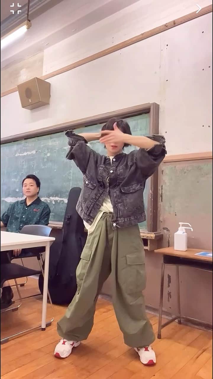 光永のインスタグラム：「SnowManのダンプラだけは絶対に全部見るようにしてる私です。「Slow…」踊るの巻。 シマッシュレコード嶋田さん、お父ちゃんみたいな見守り方。 TikTokに載せたけど、反転なおしてここにも載せてみた。 ㅤㅤㅤㅤㅤㅤㅤㅤㅤㅤㅤㅤ #SnowMan #slow #踊ってみた」