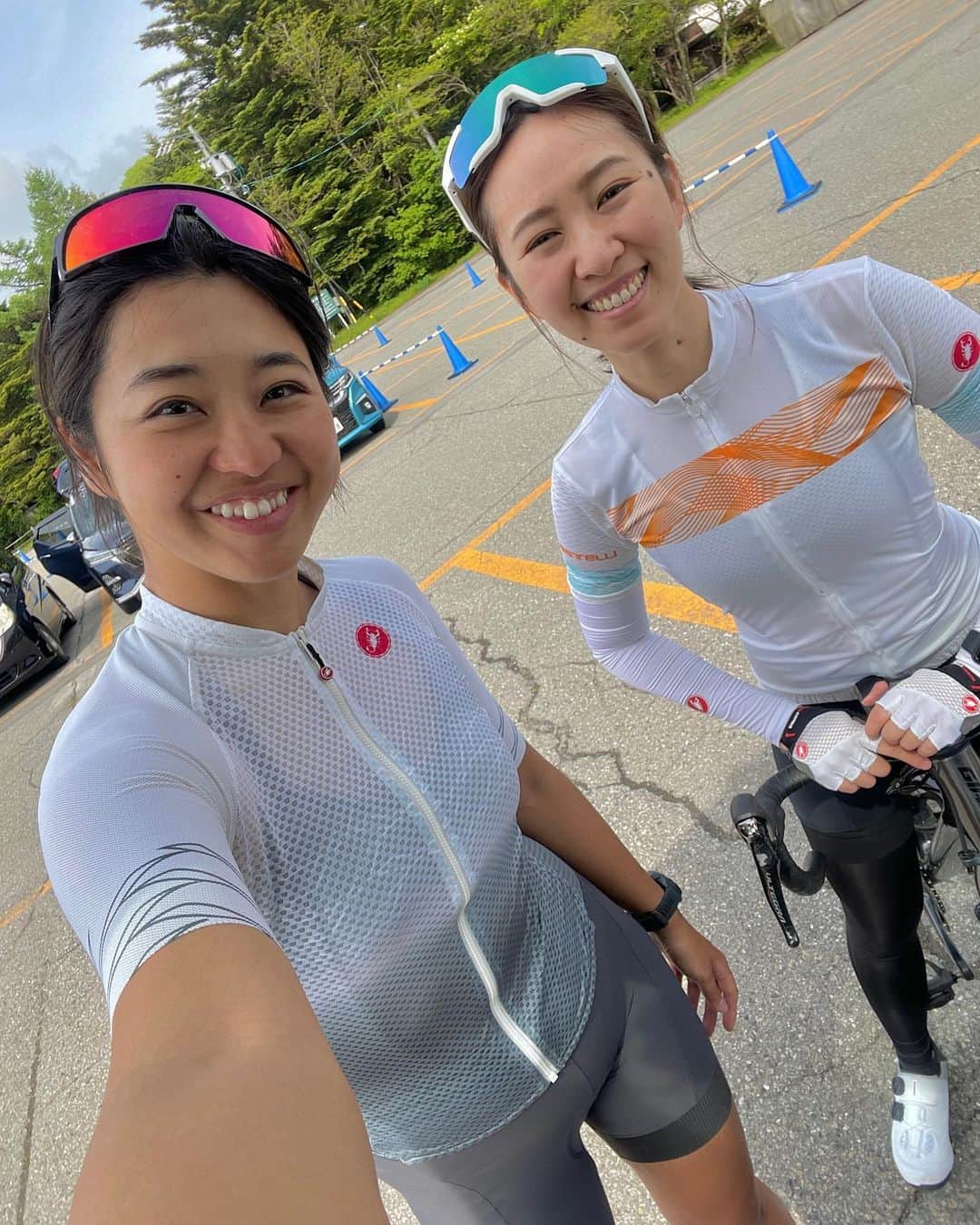 平良エレアのインスタグラム：「#グランフォンド軽井沢 114km 2300up⛰🚴‍♀️  スタート前は霧雨で凄く寒くて不安だったけど🥶 スタートしちゃったら霧の中の幻想林を走れてワクワク 途中から晴れて綺麗な景色堪能できたよ🧡  実はスタートしてすぐに 勾配12%以上の登りが来てビビりました笑  後から聞いたらこのイベント中上級者向けなんだね💡 知らんでエントリーした。笑  でも最近富士ヒル試走にも2回行ったおかげか 淡々と回してしっかり走れました✌️✨  エイドはガッツリ炭水化物系の エネルギー源がたくさんあってお腹いっぱい！！！ 途中眠くなっちゃって大変だった🥱笑  久々に2000upして 久々の山岳系イベントやっぱり楽しかった🙋‍♀️✨  #ロードバイク女子 #ロードバイク #ヒルクライム #roadbike #cycling #자전거 #로드 #公路車 #自転車女子 #cyclistlife #cyclinglife #cyclist #cyclinglifestyle #instacycle #instacycling  #LivCOMMITTED #わたしとLiv #LivJP」