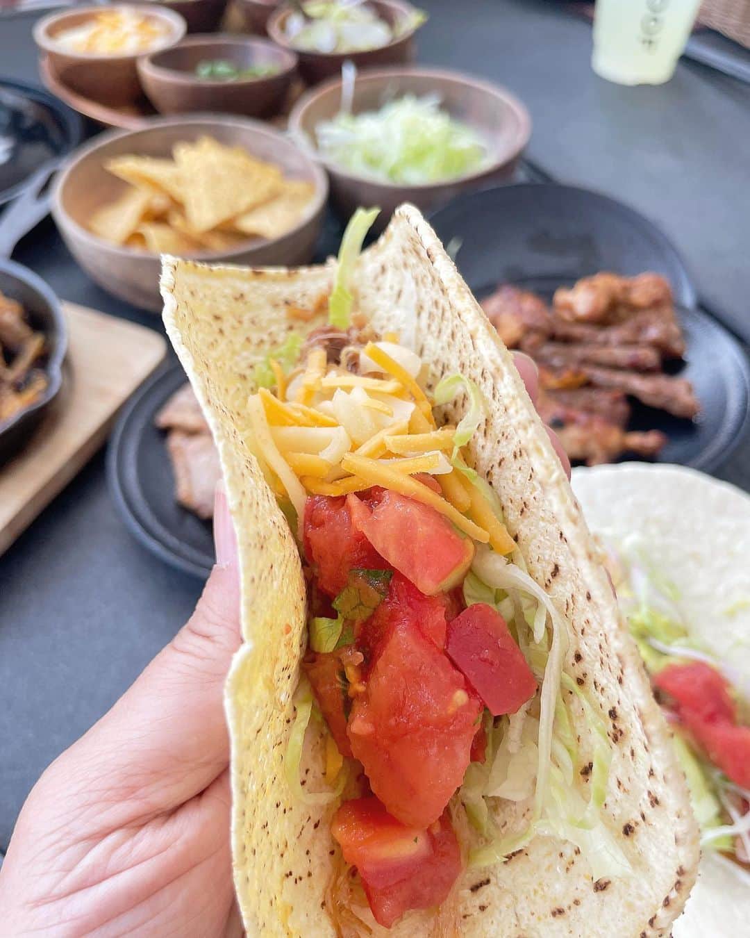もーさんさんのインスタグラム写真 - (もーさんInstagram)「(*˘︶˘*).｡.:*♡ ♡♡♡ 手ぶらでBBQ☀️.° ・ 📍Pagina the roof @pagina_the_roof  ・ 都会の真ん中で海外リゾートの ような空間でメキシカンテイスト あふれる本格的なの炭火焼きBBQが満喫できる！ ・ ◎Standard BBQ & tacos  plan ¥6000 ◇120分飲み放題コース ・ ♦国産牛、国産豚肩ロース、 錦爽鶏もも、ハーブソーセージ ・ ♦オニオン、パプリカ、 カボチャ、ポパイ ・ ♦コーントルティーヤ、レタス、 サルサ・メヒカーナ、ワカモノ、 パクチー、チーズ、トルティーヤチップス、 ライム、自家製カルノータス ・ 屋上なので開放感抜群！ とっても気持ちが良くて ソファもふかふか♪ ・ 50種類以上のお酒やドリンクが飲み放題🥃 ・ 炭火焼きだからお肉も👍 ハーブソーセージ🌿 美味しかった〜 ・ 自分で作るトルティーヤも2種類あるよ♡ ・ 暗くなると 夜景🏙やイルミネーションが綺麗✨✨ 雰囲気めちゃめちゃいいよ！ ・ ・ *☼*―――――*☼*――――― ◇名古屋市中区栄1-4-16 ◇052-265-9171 ◇月~金祝前日 17:00～23:00 ◇土、日曜日 11:00～23:00 *☼*―――――*☼*――――― #paginatheroof #パージナザルーフ#BBQ#屋上バーベキュー#バーベキュー#手ぶらでBBQ#栄#栄グルメ#伏見#炭火焼きBBQ#伏見グルメ#都会の真ん中でBBQ#名古屋BBQ#名古屋ディナー#伏見ディナー#栄ディナー#トルティーヤ#トルティーヤパーティ」5月21日 22時07分 - mouusan