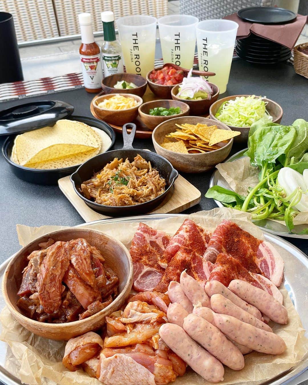 もーさんさんのインスタグラム写真 - (もーさんInstagram)「(*˘︶˘*).｡.:*♡ ♡♡♡ 手ぶらでBBQ☀️.° ・ 📍Pagina the roof @pagina_the_roof  ・ 都会の真ん中で海外リゾートの ような空間でメキシカンテイスト あふれる本格的なの炭火焼きBBQが満喫できる！ ・ ◎Standard BBQ & tacos  plan ¥6000 ◇120分飲み放題コース ・ ♦国産牛、国産豚肩ロース、 錦爽鶏もも、ハーブソーセージ ・ ♦オニオン、パプリカ、 カボチャ、ポパイ ・ ♦コーントルティーヤ、レタス、 サルサ・メヒカーナ、ワカモノ、 パクチー、チーズ、トルティーヤチップス、 ライム、自家製カルノータス ・ 屋上なので開放感抜群！ とっても気持ちが良くて ソファもふかふか♪ ・ 50種類以上のお酒やドリンクが飲み放題🥃 ・ 炭火焼きだからお肉も👍 ハーブソーセージ🌿 美味しかった〜 ・ 自分で作るトルティーヤも2種類あるよ♡ ・ 暗くなると 夜景🏙やイルミネーションが綺麗✨✨ 雰囲気めちゃめちゃいいよ！ ・ ・ *☼*―――――*☼*――――― ◇名古屋市中区栄1-4-16 ◇052-265-9171 ◇月~金祝前日 17:00～23:00 ◇土、日曜日 11:00～23:00 *☼*―――――*☼*――――― #paginatheroof #パージナザルーフ#BBQ#屋上バーベキュー#バーベキュー#手ぶらでBBQ#栄#栄グルメ#伏見#炭火焼きBBQ#伏見グルメ#都会の真ん中でBBQ#名古屋BBQ#名古屋ディナー#伏見ディナー#栄ディナー#トルティーヤ#トルティーヤパーティ」5月21日 22時07分 - mouusan