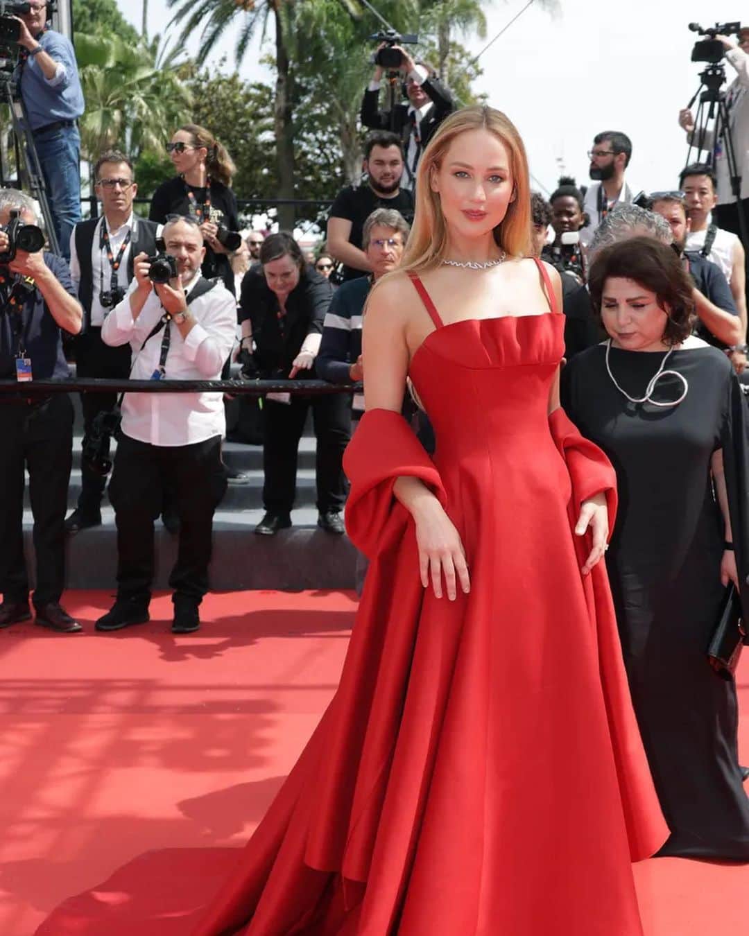のインスタグラム：「Jennifer Lawrence, @manurios , @gigihadid , @naomi … la elegancia está servida en una nueva jornada de #cannes2023  {La alfombra roja al completo está en el link de la bio} ◾️Fotografías: Getty Images, @enzoply」