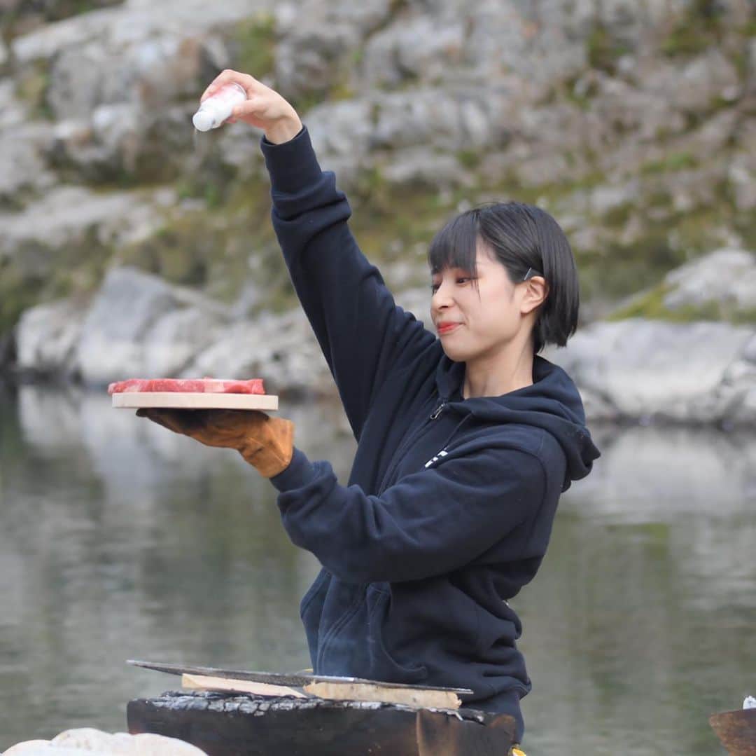 かほなんさんのインスタグラム写真 - (かほなんInstagram)「最近の白鶴酒造公式チャンネルのかほなん🍶✨ (写真じゃわけわかんないと思うので是非YouTubeで「白鶴」と検索して見てみて下さい。笑)  さばいどるチャンネルでは「10日間サバイバルチャレンジ」を投稿中ですが、実は色んなところでほっこりする動画も上がってます😆笑 #白鶴 酒造公式チャンネル #デイトナインターナショナル  いまはこの2つのチャンネルに連続出演してるので、是非見てみてねー☺️  そして！！！ 次の土日は久しぶりのイベントです！！！  皆に会いたかったよ〜〜😂！！  5/27はアイドルライブ！🎤✨  5/28は #クオーレの里 (キャンプ場)でのイベントです！参加無料！⛺️✨  お楽しみ抽選会にも参加してます！ かほなん賞があるのですが、景品は「10日間サバイバルチャレンジで実際に使用していたツーリングドーム」です！！⛺️✨  私のおさがりですが、めちゃ丈夫で、私を支えてくれた相棒ちゃんです😆是非受け取ってくださいまし〜！  10日間サバイバルチャレンジを終えてかほなん、色々変わったハズ…！？ 是非会いに来てねー！！🙌岐阜県です！詳細は画像の最後の方に！  #さばいどる  #かほなん」5月21日 22時10分 - survidol_kaho
