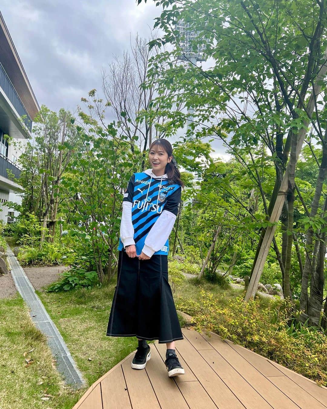新保里歩のインスタグラム：「#フロユニコーデ 🐬 白のトレーナーに「2023 1stユニフォーム 」を重ね着しました👗  下は、黒のロングスカート、 足元にはプーマさんのスニーカーを☺️  今回はシンプルにコーデをまとめてみました👗  .  みなさんもぜひキャンペーン期間中に、フロンターレのユニフォームでコーデをして「 #フロユニコーデ 」投稿してみてください🤍🐬  ■キャンペーン期間 5/20（土）～5/29（月）  ■詳細 https://www.frontale.co.jp/info/2023/0515_12.html  #frontale  #kawasakifrontale  #フロンターレ #フロユニコーデ」