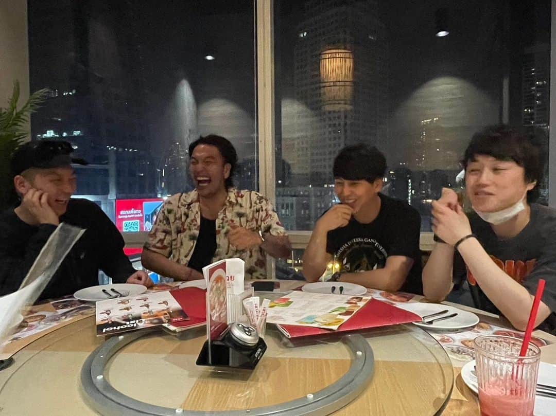 盛山晋太郎さんのインスタグラム写真 - (盛山晋太郎Instagram)「ピアスinタイ 一泊二日の行程でした！いや一泊！？ １週間は滞在したかった！ タイは微笑みの国と言われてますが、微笑みどころか爆笑の国でした！寂しい！また必ず行く！  #トゥクトゥクピアス #オンライン配信アーカイブで見れます #バンコクまで行って過去一ストイックな回でした」5月21日 22時12分 - morishimc
