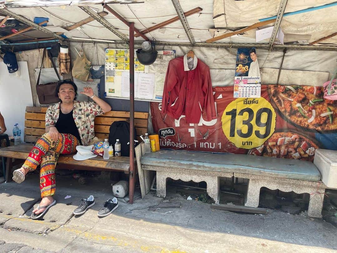 盛山晋太郎さんのインスタグラム写真 - (盛山晋太郎Instagram)「ピアスinタイ 一泊二日の行程でした！いや一泊！？ １週間は滞在したかった！ タイは微笑みの国と言われてますが、微笑みどころか爆笑の国でした！寂しい！また必ず行く！  #トゥクトゥクピアス #オンライン配信アーカイブで見れます #バンコクまで行って過去一ストイックな回でした」5月21日 22時12分 - morishimc