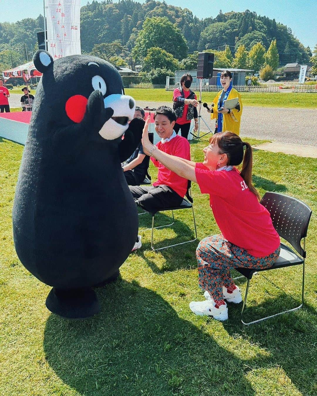 スザンヌさんのインスタグラム写真 - (スザンヌInstagram)「#防災アスロン人吉大会2023  参加してくださった皆様 企画、サポートしてくださった皆様 応援しにきてくれた家族 みんなみんなありがとうございました🥺🙏🌈💕 防災について深く学べて さらにみんなでおしゃべりしながら人吉の街の美しさを愛でながら風を感じながらウォーキング👟 することが出来てしあわせでした！  豪雨被害の後何度も物資を持ってお邪魔した国宝青井阿蘇神社⛩ 復興の兆しをたくましさを感じました！  お天気に恵まれて（恵まれすぎたかも🌞）太陽をたくさん浴びて歩いて汗だく！いい運動になりました🚶‍♀️健康的！  お迎え来てくれた家族と 遅めのランチは @kura.kura.cafe さんへ🤤 ご飯も雰囲気も最高でした！ 1枚目のお写真はそこで出逢った @kainishimoto1 が撮ってくれたよ📷  @sgaaaash_23 はずっとやはりメンター💪🌈そこにいるだけで明るくハッピーに！ @gowasuchiyan @haruoffi おばあちゃんお迎え来てくれてありがとう🫶  大会アンバサダーの @chi_kun0922  ２日間ご一緒させて頂きお人柄も最高で 一緒にウォーキングすることができ本当に楽しかったです！！またお会いできますように🙏  くまモンは安定の可愛さと癒しと キレッキレのくまモン体操をスタート前にしてくれたおかげでエネルギーチャージ100で歩き始めることができました！ ありがとうくまモン！！  あぁいい日だったな♡  #熊本 #熊本グルメ #人吉 #人吉グルメ #人吉ランチ #人吉観光 #人吉温泉 #人吉復興 #ひとよし」5月21日 22時13分 - suzanneeee1028