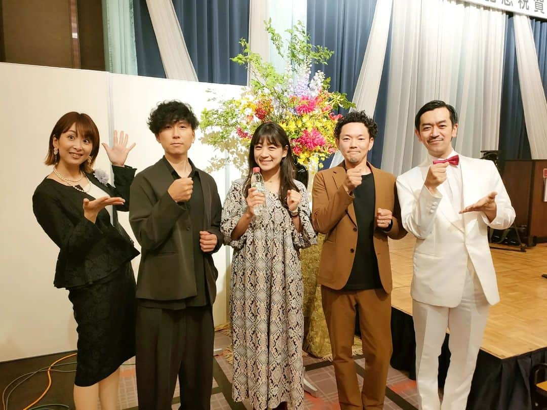 林智美 さんのインスタグラム写真 - (林智美 Instagram)「今日は中島商事株式会社さんの 60周年記念祝賀会で、 ムーディ勝山さんと一緒に司会をさせて頂きました🎤  オープニングライブを披露してくださった W-D4と佐合井マリ子さんと📸  この日はテツandトモさんと ものまねタレントJPさんという、 滋賀県出身者が勢ぞろい🙌  滋賀メンバーでお祝いのお手伝いをさせて頂けて、 笑顔いっぱいの時間にお邪魔できて楽しかったです☺  改めて60周年、本当におめでとうございます✨  #中島商事株式会社 #60周年 #祝賀会 #記念パーティー #FM滋賀 #eradio #滋賀 #滋賀県出身 #ラジオ #radio #ラジオDJ #ラジオパーソナリティー #フリーアナウンサー #リポーター #MC #司会 #イベント #ナレーション #ナレーター」5月21日 22時14分 - h_tomomi_i