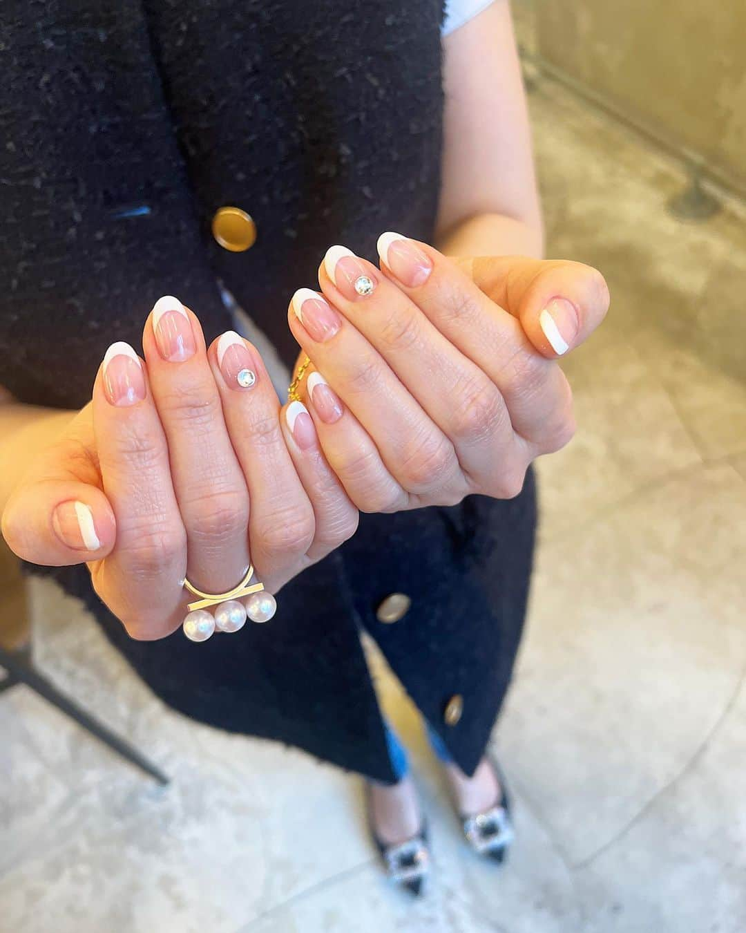 Kana Kobayashiさんのインスタグラム写真 - (Kana KobayashiInstagram)「魅惑の白フレンチ✨ #nails #白フレンチ #フレンチネイル #ネイル #ネイルアート #ネイルデザイン #シンプルネイル #大人ネイル #東京ネイルサロン」5月21日 22時15分 - anela_kana