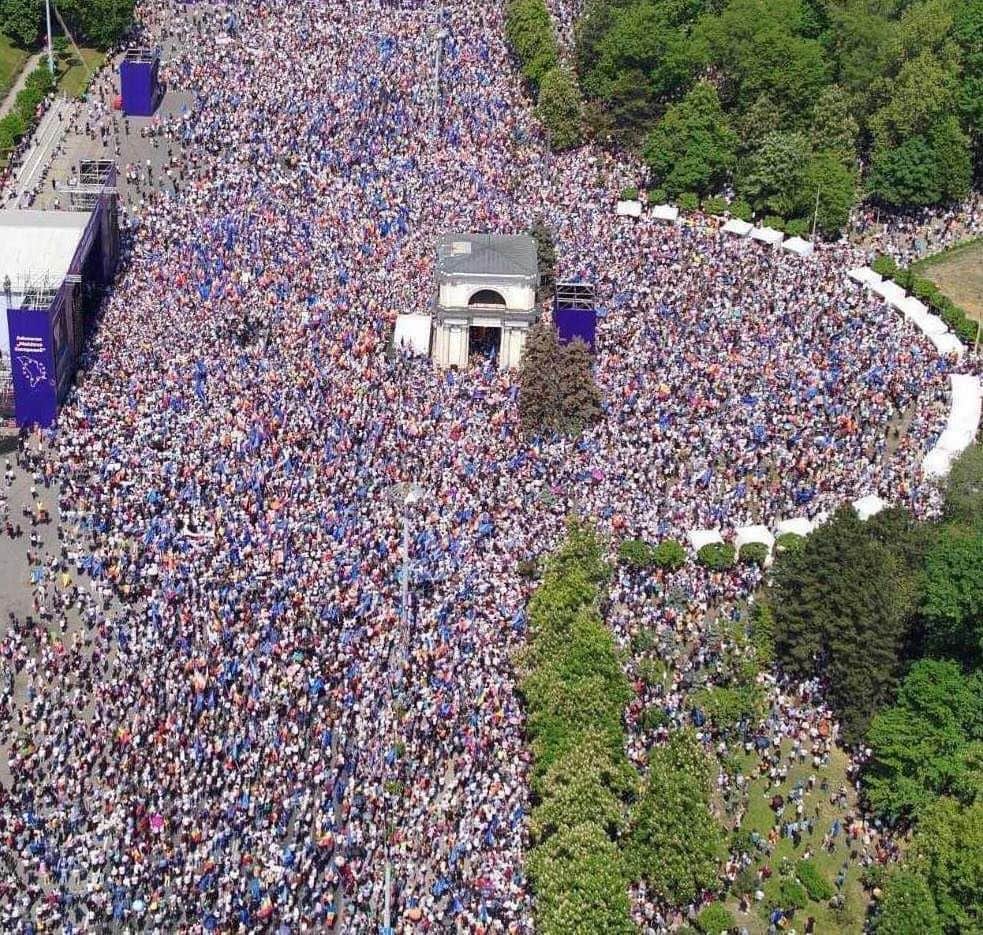 マッテオ・レンツィのインスタグラム：「Tanta emozione vedendo questa foto da Chisinau. Il destino della Moldavia è l’Europa. Un abbraccio doppio alle donne e agli uomini moldavi che lavorano nel nostro Paese」