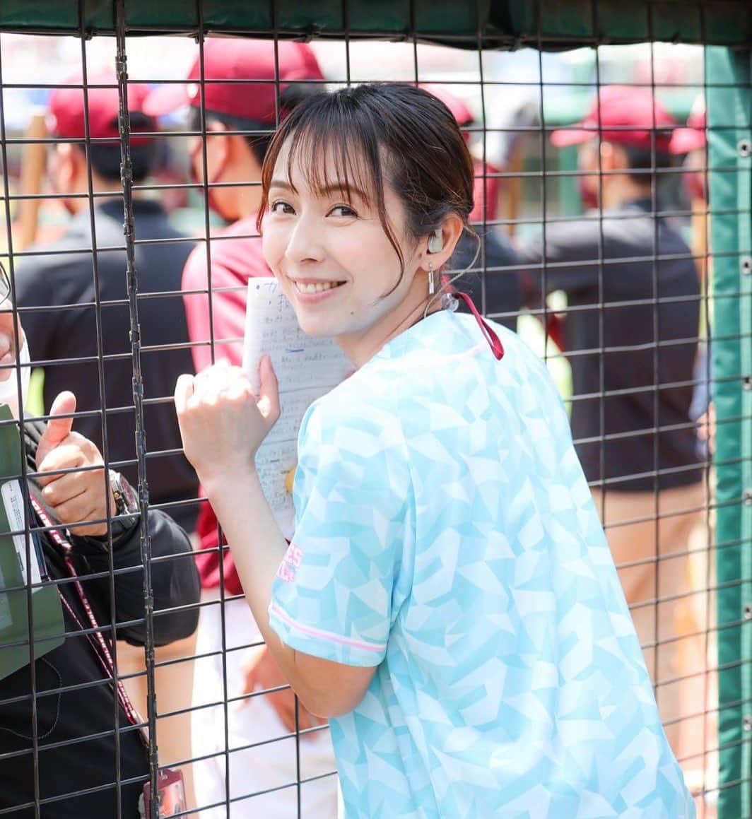 若林翔子のインスタグラム：「. . 偶然いらっしゃったカメラマンさんに撮っていただきました🥹 さすがだなぁ❤️  隣でグーサインしているスタッフさんとのツーショットを撮っていただいたのですが、2人ともすっごくいい表情だったのでお気に入りの一枚になりました🥰 (顔出しOKか聞くの忘れてしまったので残念🥺)  この方がいてくれることで、 私は安心してヒーローインタビューを行うことができております😂 隣にいてくれる安心感がハンパないんですよ笑  解説さん実況さん、カメラマンさんもディレクターさんも音声さんも！ たくさんのスタッフさんに支えていただき私は毎回笑顔で頑張れてます✨  いつもありがとうございます🥹！！  ちなみに次の担当は6月9.10.11日です！ 球場ウロウロしてますので、 見つけたら声かけてくださいね☺️  #楽天イーグルス　#千葉ロッテマリーンズ　#楽天モバイルパーク宮城　#プロ野球　#レポーター　#仙台タレント　#東京モデル　#昨日は大きなホットドッグを食レポ」