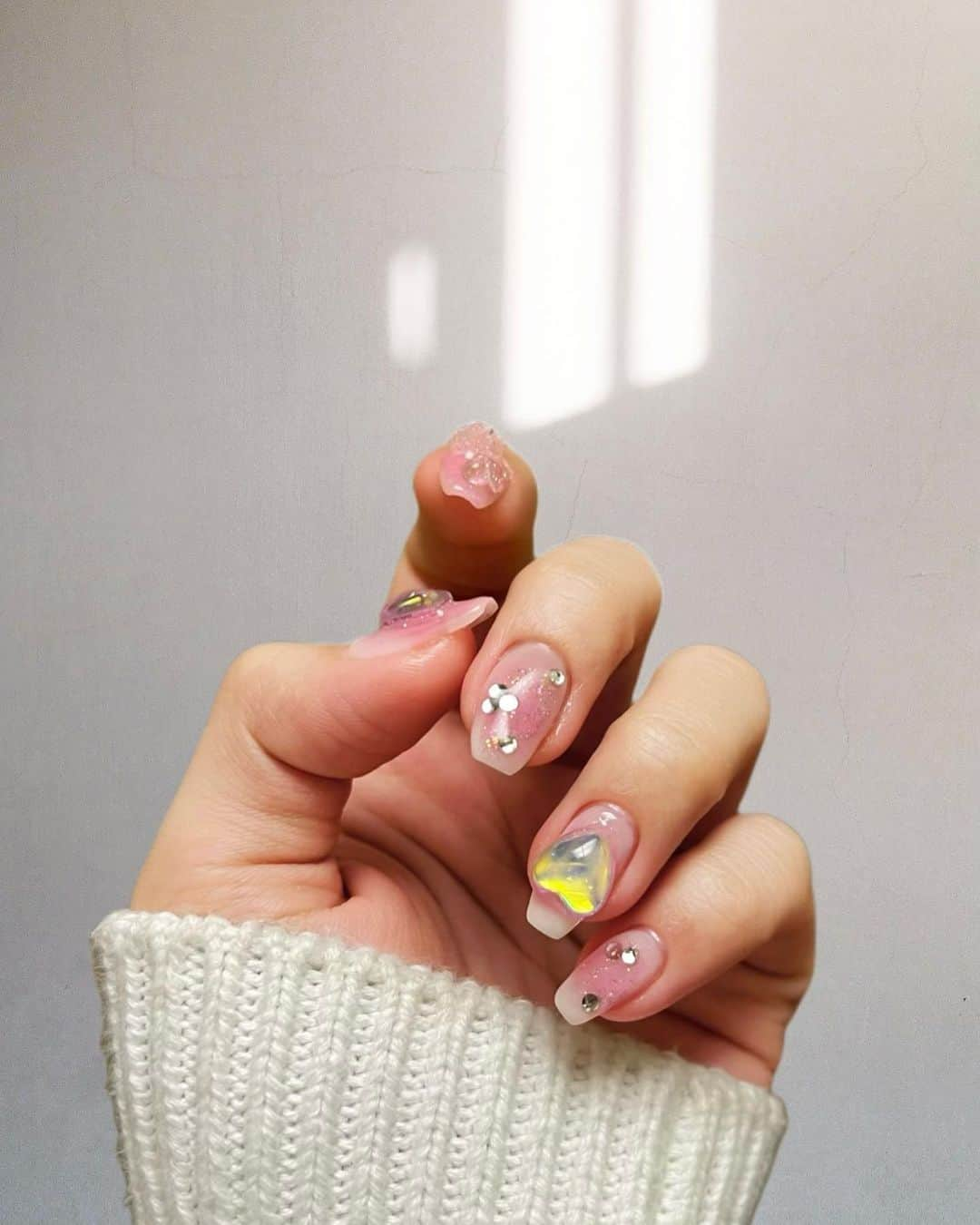 稲場愛香さんのインスタグラム写真 - (稲場愛香Instagram)「💓🪩 ⁡ new nail *.+ﾟ ⁡ ⁡ ちゅるちゅるにしてもらったんだけど 既にハートのパーツ2つとれちゃった🥹 ⁡ うるうる感のこすために パーツの上からジェル塗らず 周りにだけつけてもらったからかな〜 ⁡ そんなこともあるよね！😂 ⁡ ⁡ #nail #ジェルネイル #チークネイル #ハートネイル  #うるうるネイル #夏ネイル #ピンクネイル 🫧 #稲場愛香」5月21日 22時24分 - manaka_inaba.official