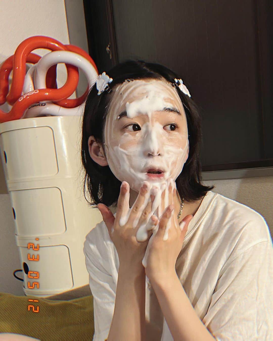 めがねのインスタグラム：「🫧 高校生時代からずっーと月経がおかしくて、ここ最近もやっぱり体おかしいなぁと思って検査しに行ったら  多嚢胞性卵巣症候群 でした。  死ぬほどはっしょって言うと 卵巣がクソせっかちで、卵子をめっちゃ出しちゃって、 卵巣狭すぎ、栄養足らへんから卵子育たへん、あーもうええわ排卵しませーんって病気なんですが。  ほったらかしてると、子宮頚がんになったり、赤ちゃんできなかったり。  いろんな治療があるけど、 治ることはほぼ無理一生お付き合いよろしくな病気。  多分たくさん悩んでる人いるかもなぁーと調べると出てくるわけで、私もその1人な訳で。  少し落ち込みましたが、 ちゃんと改善はできるわけで、 絶賛お付き合いしております。  心健やかに過ごせるように よく寝て食べて、働いて、運動する。  いつか迎えるミニベイビーたちのために、ちょっとゆったりペースで頑張ります。 みんなも何かを抱えて生きているのが人生だと思うのですが、 その中でもほんのひと時のダラダラしたり心休まる時間を大切にしてね。」