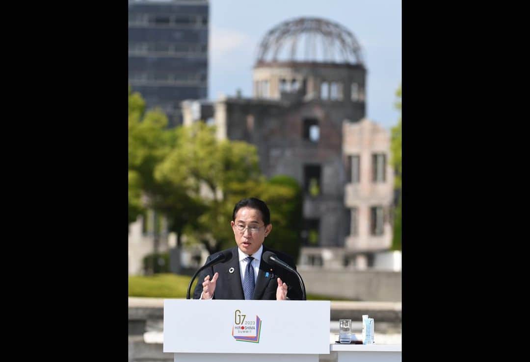 岸田文雄さんのインスタグラム写真 - (岸田文雄Instagram)「1945年の夏、広島は原爆によって破壊されました。平和記念公園が位置するこの場所も一瞬で焦土と化したのです。その後、被爆者を始め、広島の人々のたゆまぬ努力によって、広島がこのような美しい街として再建され、平和都市として生まれ変わることを誰が予想できたでしょうか。  今回、Ｇ７として初めての、核軍縮に焦点を当てた「核軍縮に関するＧ７首脳広島ビジョン」を発出することができました。 被爆地を訪れ、被爆者の声を聞き、被爆の実相や平和を願う人々の想いに直接触れたＧ７首脳が、このような声明を発出することに、歴史的な意義を感じます。  我々首脳は、「２つの責任」を負っています。一つは、現下の厳しい安全保障環境の下、国民の安全を守り抜くという厳然たる責任です。 同時に「核兵器のない世界」という理想を見失うことなく、それを追い求め続けるという崇高な責任です。  将来の世代が、核の恐怖に怯えることなく平和と繁栄を享受できるようにすること、これは我々の信念であり責務です。  核兵器使用が筆舌に尽くしがたい惨状を現にもたらした事、そして核戦争が我々人類そのものを破壊しかねないものである事を、被爆地広島から我々の世代は訴え続けていかなければなりません。 悲惨な結末を何としても避けるため「核兵器のない世界」という未来への道を着実に歩んでいく必要があります。  今日こうして人類の生存を信じ平和を希求し広島に集う各国リーダーたち、世界のメディア、明日を担う若者や子供たち、先の大戦を知る皆さん、我々は皆『広島の市民』です。世界80億の民が全員そうして『広島の市民』となった時、この地球上から核兵器はなくなるでしょう。 私はそれを信じています。  私はそういう想いで、ここ広島で世界の首脳たちに集まって頂きました。夢想と理想は違います。理想には手が届くのです。 我々の子供たち、孫たち、子孫たちが、核兵器のない地球に暮らす理想に向かって、ここ広島から、今日から一人一人が広島の市民として一歩一歩現実的な歩みを進めていきましょう。  1945年8月6日午前8時15分。77年と9カ月の月日を経て、我々G7の首脳はこの地に集いました。時を隔てた広島の声と祈りを我々は今、共に聴いています。 力による現状変更のための核兵器による威嚇ましてやその使用はあってはなりません。  「核兵器を使わない、核兵器で脅さない。」人類の生存に関わるこの根源的な命題を、我々は今こそ問わなければなりません。  G7広島サミットが閉幕しました。3日間に渡りご協力を頂きました広島の皆さんと関係各位に心から感謝を申し上げます。 日本のG7議長年は続きます。法の支配に基づく自由で開かれた国際秩序を守り抜く、国際的なパートナーとの関与を強化する、G7の議論を主導し議長の務めをしっかりと果たして参ります。  #岸田文雄  #内閣総理大臣  #広島 #hiroshima  #g7 #サミット」5月21日 22時35分 - fumio_kishida