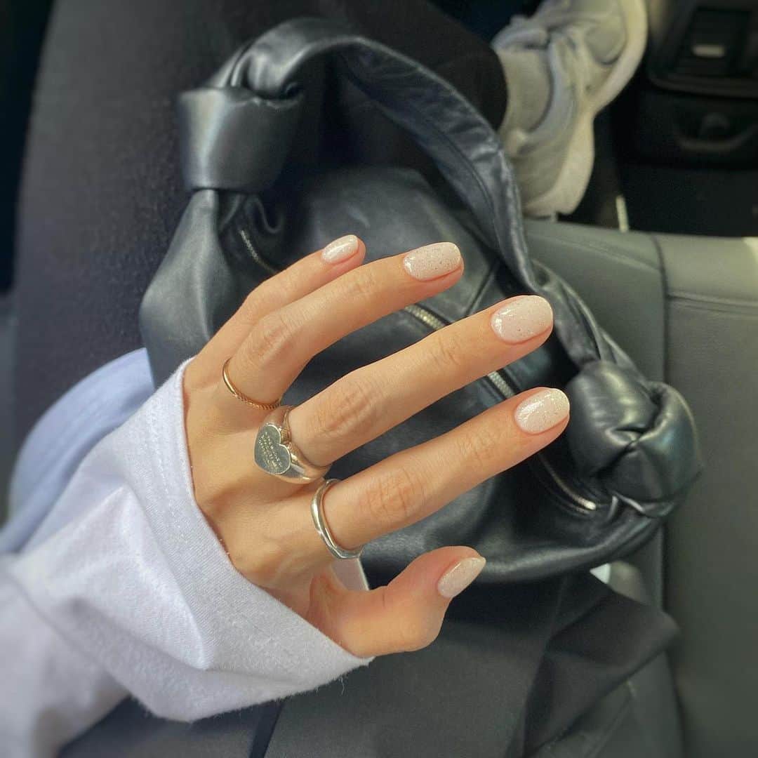 のインスタグラム：「new nail~☁️🥚🥛 人生で一番短いネイル…！短いのが気分🤍 リングは安定のサンハート☀️ 次回のオーダーは5/29 21:00からです！ ぜひお楽しみにお待ちください🤭💓 @maia_madestore  #nail#nailart#gelnails#ネイル#ジェルネイル#ネイルデザイン#乳白色ネイル#ラメネイル#ホワイトネイル#ハワイアンジュエリー#シルバーリング」